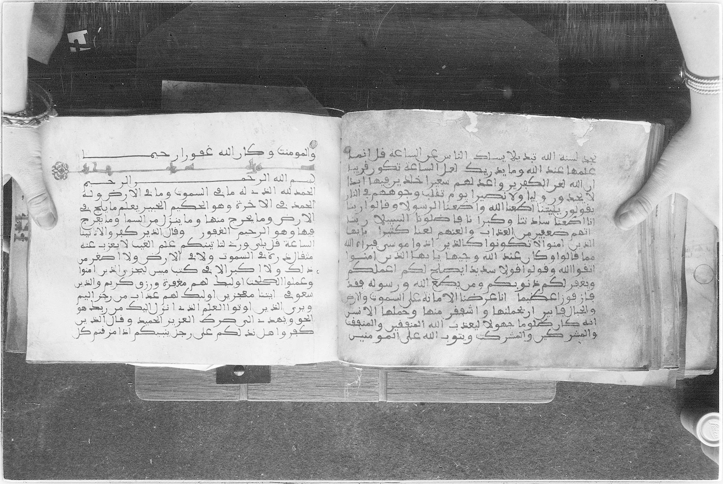 Meknes, Private library of Sherif ʿAbdarraḥmān b. Zīdān, no call number (Scan 2), in kūfī (type C.I) script, showing Surah 33:64 from 8th Century AD found in Meknes, Morocco, currently housed at Private library of Sherif ʿAbdarraḥmān b. Zīdān, Meknes (with fragments in Rabat, Kuwait, and private collections)