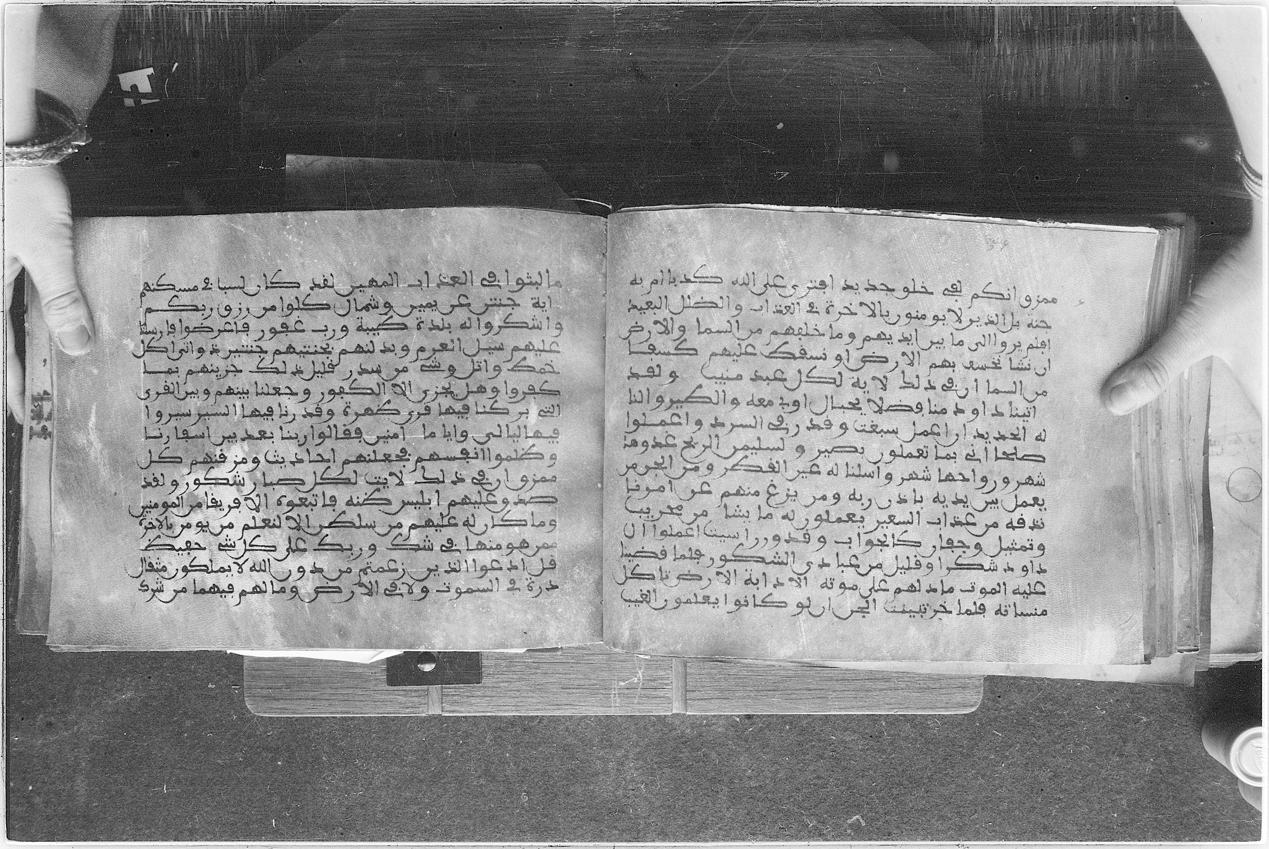 Meknes, Private library of Sherif ʿAbdarraḥmān b. Zīdān, no call number (Scan 3), in kūfī (type C.I) script, showing Surah 34:7 from 8th Century AD found in Meknes, Morocco, currently housed at Private library of Sherif ʿAbdarraḥmān b. Zīdān, Meknes (with fragments in Rabat, Kuwait, and private collections)
