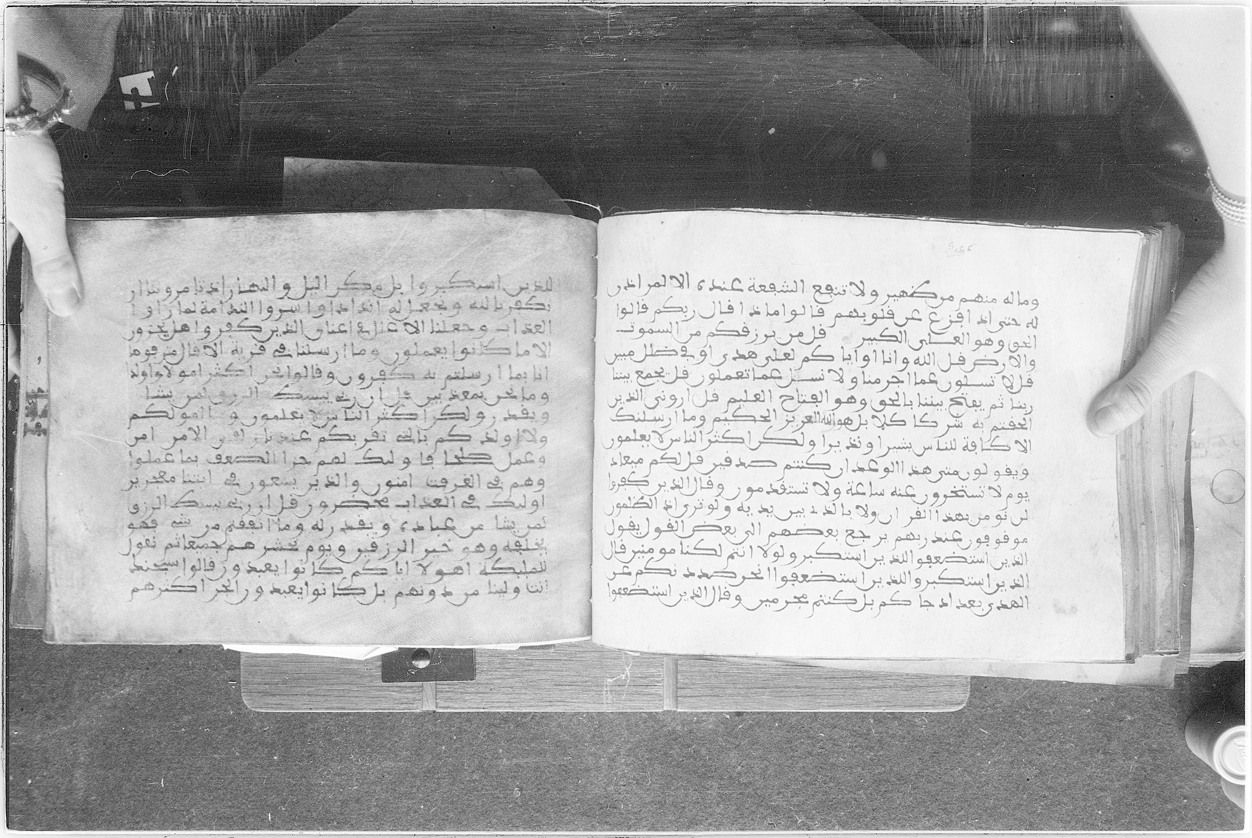 Meknes, Private library of Sherif ʿAbdarraḥmān b. Zīdān, no call number (Scan 2), in kūfī (type C.I) script, showing Surah 34:33 from 8th Century AD found in Meknes, Morocco, currently housed at Private library of Sherif ʿAbdarraḥmān b. Zīdān, Meknes (with fragments in Rabat, Kuwait, and private collections)