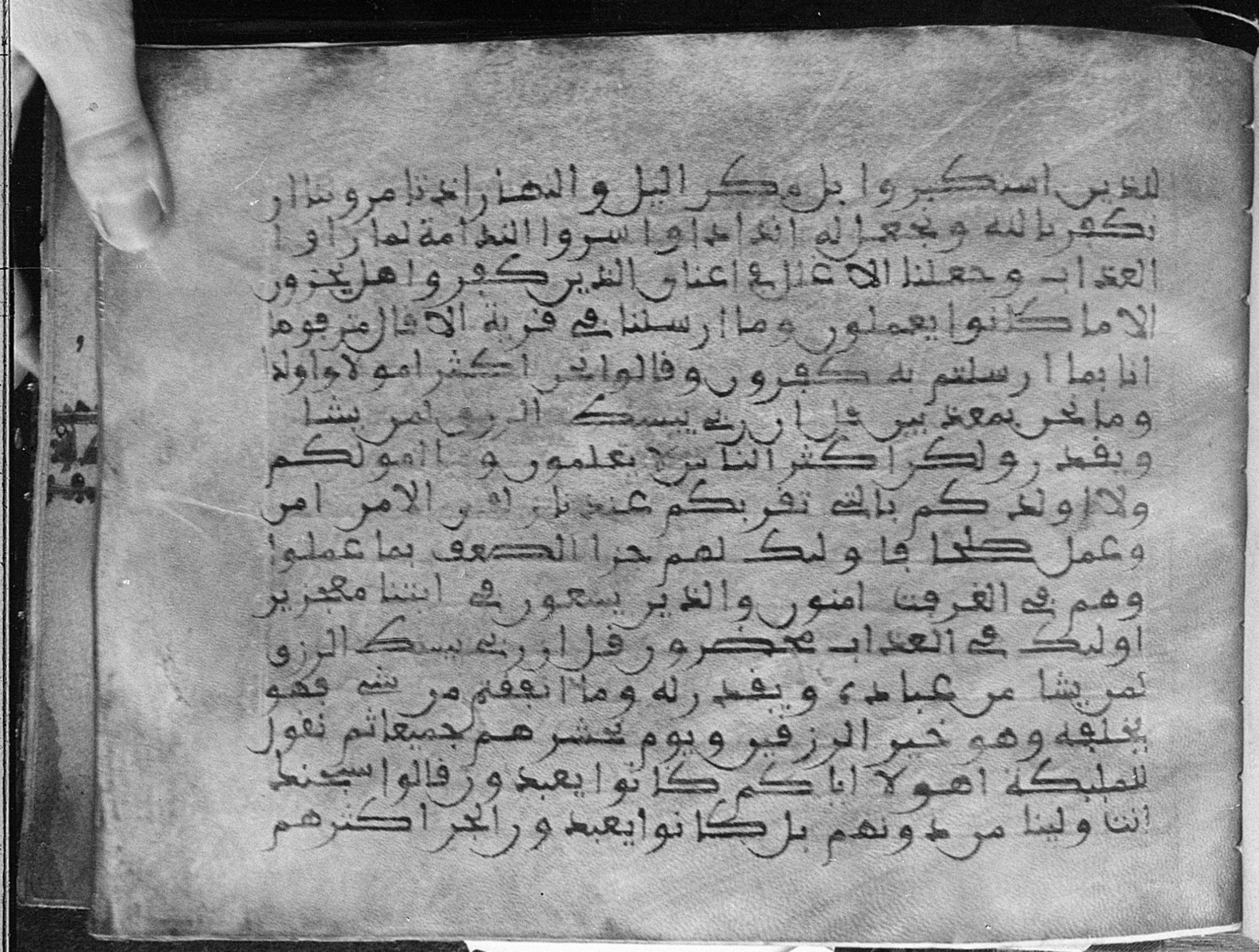 Meknes, Private library of Sherif ʿAbdarraḥmān b. Zīdān, no call number (Scan 3), in kūfī (type C.I) script, showing Surah 34:33 from 8th Century AD found in Meknes, Morocco, currently housed at Private library of Sherif ʿAbdarraḥmān b. Zīdān, Meknes (with fragments in Rabat, Kuwait, and private collections)
