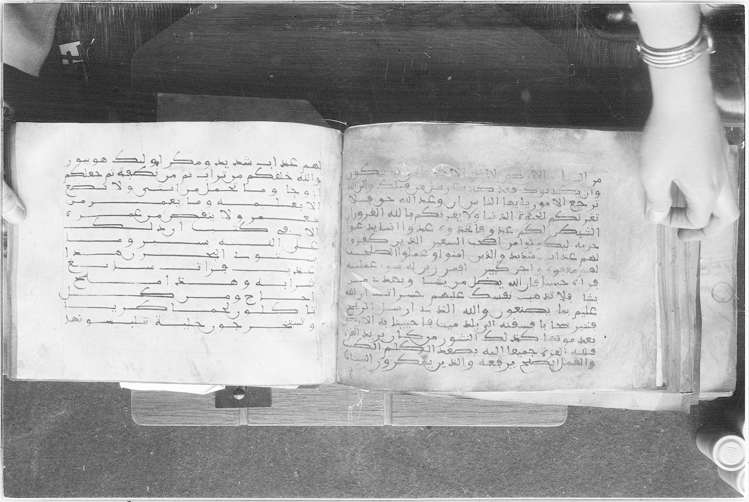 Meknes, Private library of Sherif ʿAbdarraḥmān b. Zīdān, no call number (Scan 2), in kūfī (type C.I) script, showing Surah 35:4 from 8th Century AD found in Meknes, Morocco, currently housed at Private library of Sherif ʿAbdarraḥmān b. Zīdān, Meknes (with fragments in Rabat, Kuwait, and private collections)