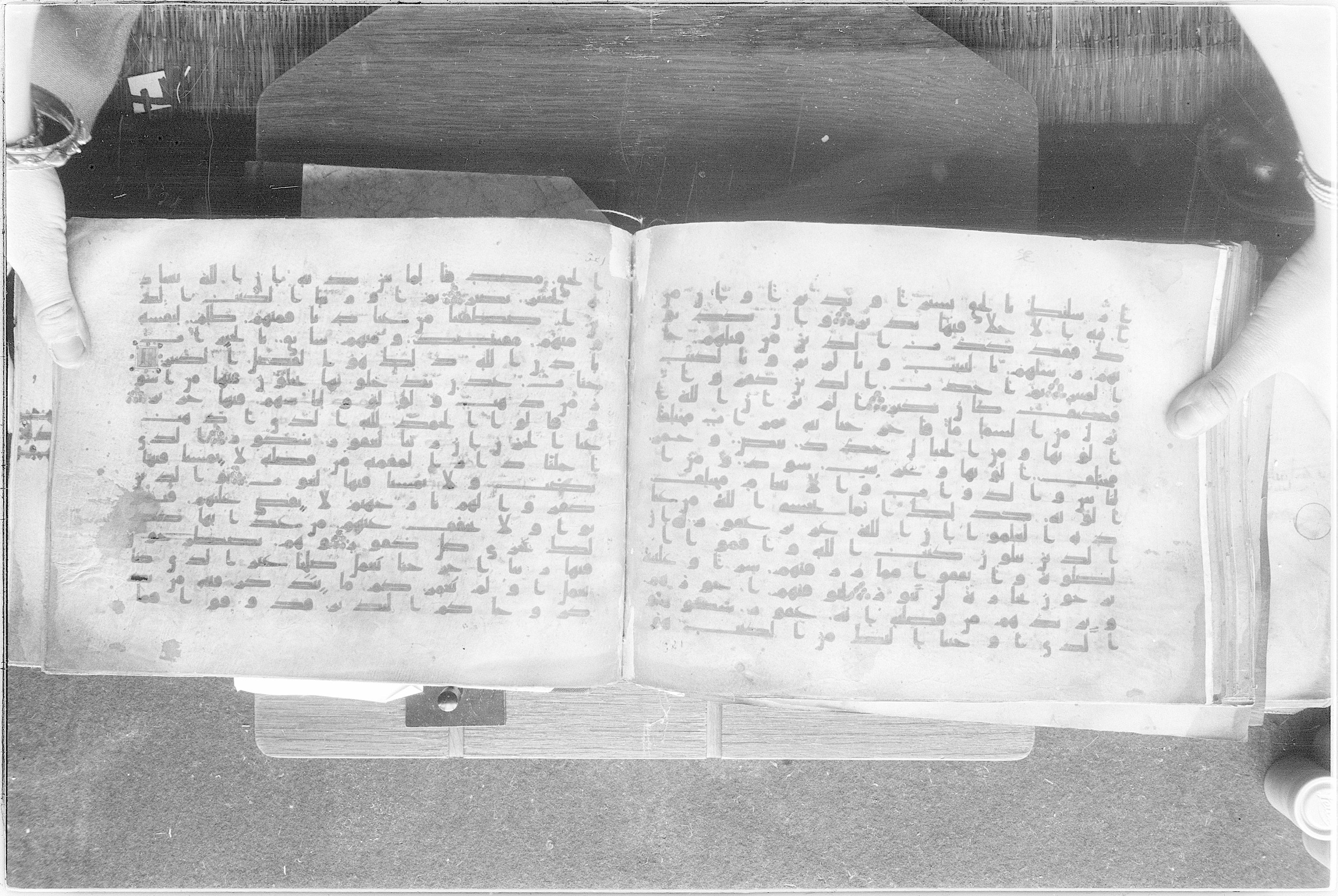 Meknes, Private library of Sherif ʿAbdarraḥmān b. Zīdān, no call number (Scan 2), in kūfī (type C.I) script, showing Surah 35:28 from 8th Century AD found in Meknes, Morocco, currently housed at Private library of Sherif ʿAbdarraḥmān b. Zīdān, Meknes (with fragments in Rabat, Kuwait, and private collections)