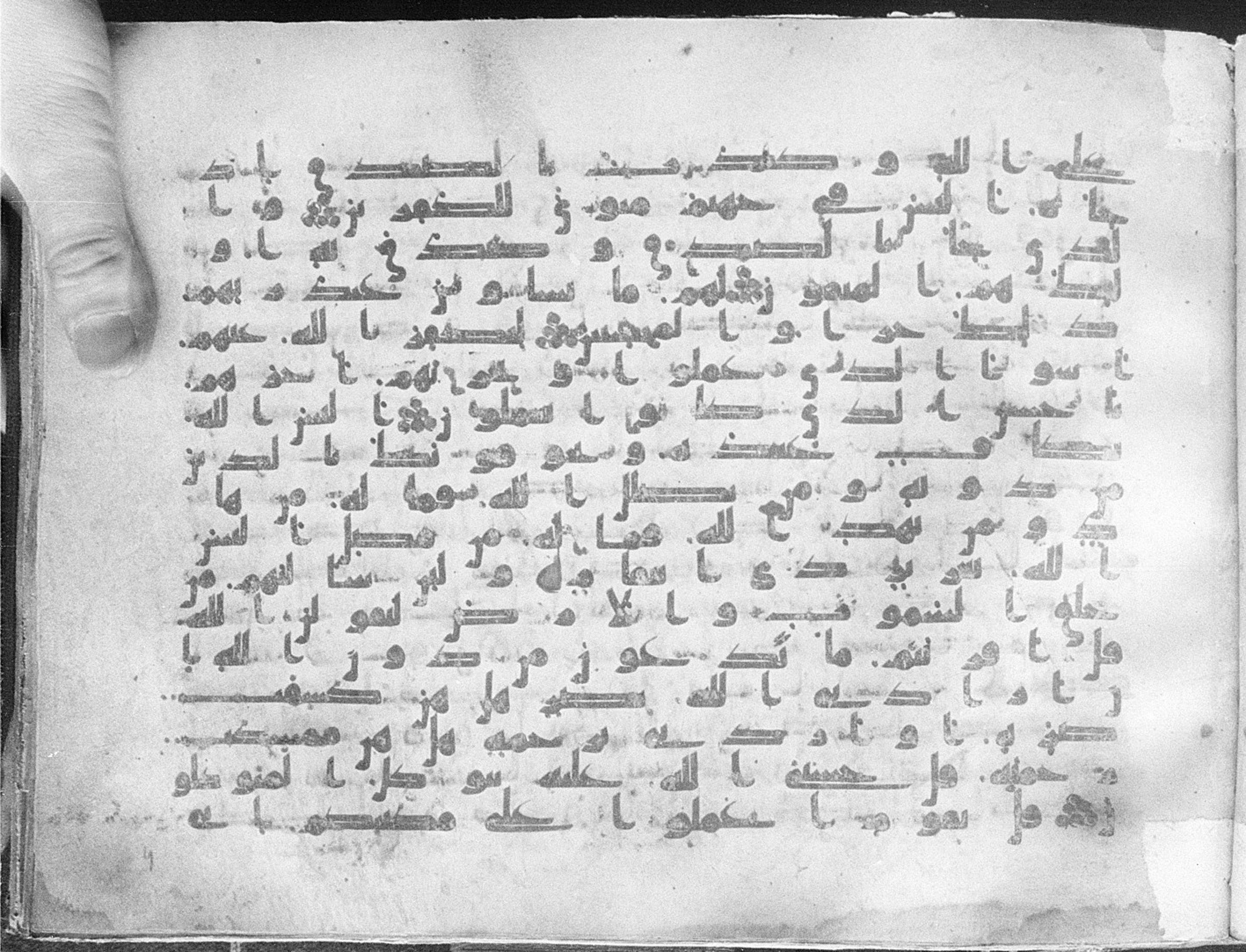 Meknes, Private library of Sherif ʿAbdarraḥmān b. Zīdān, no call number (Scan 3), in kūfī (type C.I) script, showing Surah 39:32 from 8th Century AD found in Meknes, Morocco, currently housed at Private library of Sherif ʿAbdarraḥmān b. Zīdān, Meknes (with fragments in Rabat, Kuwait, and private collections)