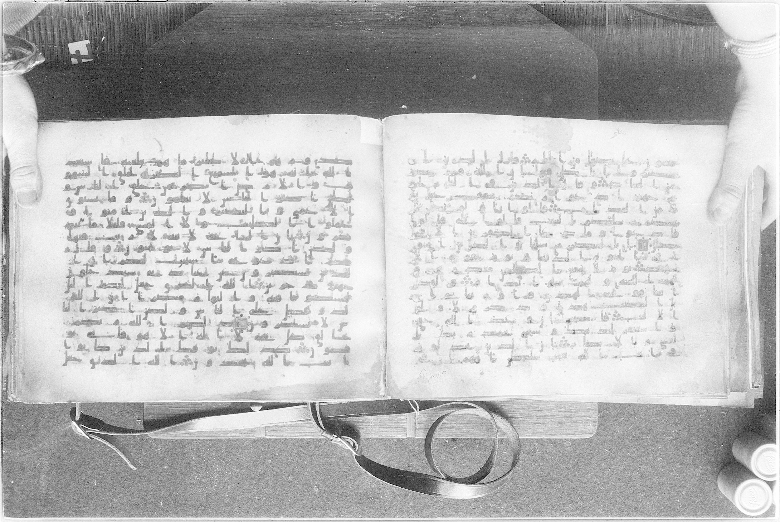 Meknes, Private library of Sherif ʿAbdarraḥmān b. Zīdān, no call number (Scan 2), in kūfī (type C.I) script, showing Surah 40:49 from 8th Century AD found in Meknes, Morocco, currently housed at Private library of Sherif ʿAbdarraḥmān b. Zīdān, Meknes (with fragments in Rabat, Kuwait, and private collections)