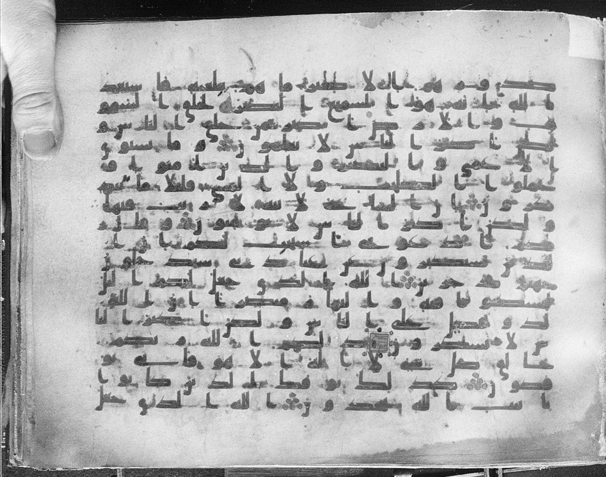 Meknes, Private library of Sherif ʿAbdarraḥmān b. Zīdān, no call number (Scan 1), in kūfī (type C.I) script, showing Surah 40:64 from 8th Century AD found in Meknes, Morocco, currently housed at Private library of Sherif ʿAbdarraḥmān b. Zīdān, Meknes (with fragments in Rabat, Kuwait, and private collections)