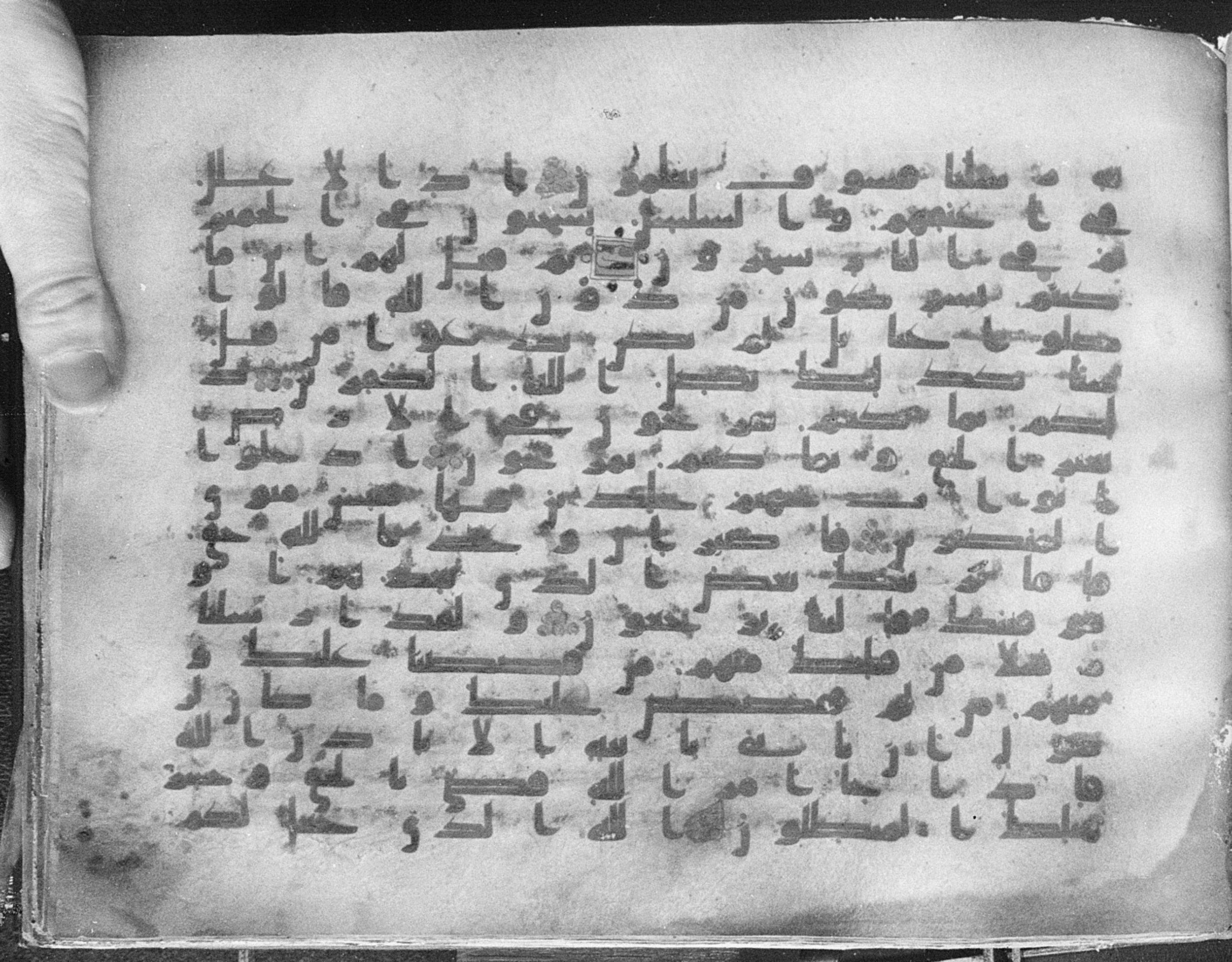 Meknes, Private library of Sherif ʿAbdarraḥmān b. Zīdān, no call number, in kūfī (type C.I) script, showing Surah 40:71 from 8th Century AD found in Meknes, Morocco, currently housed at Private library of Sherif ʿAbdarraḥmān b. Zīdān, Meknes (with fragments in Rabat, Kuwait, and private collections)