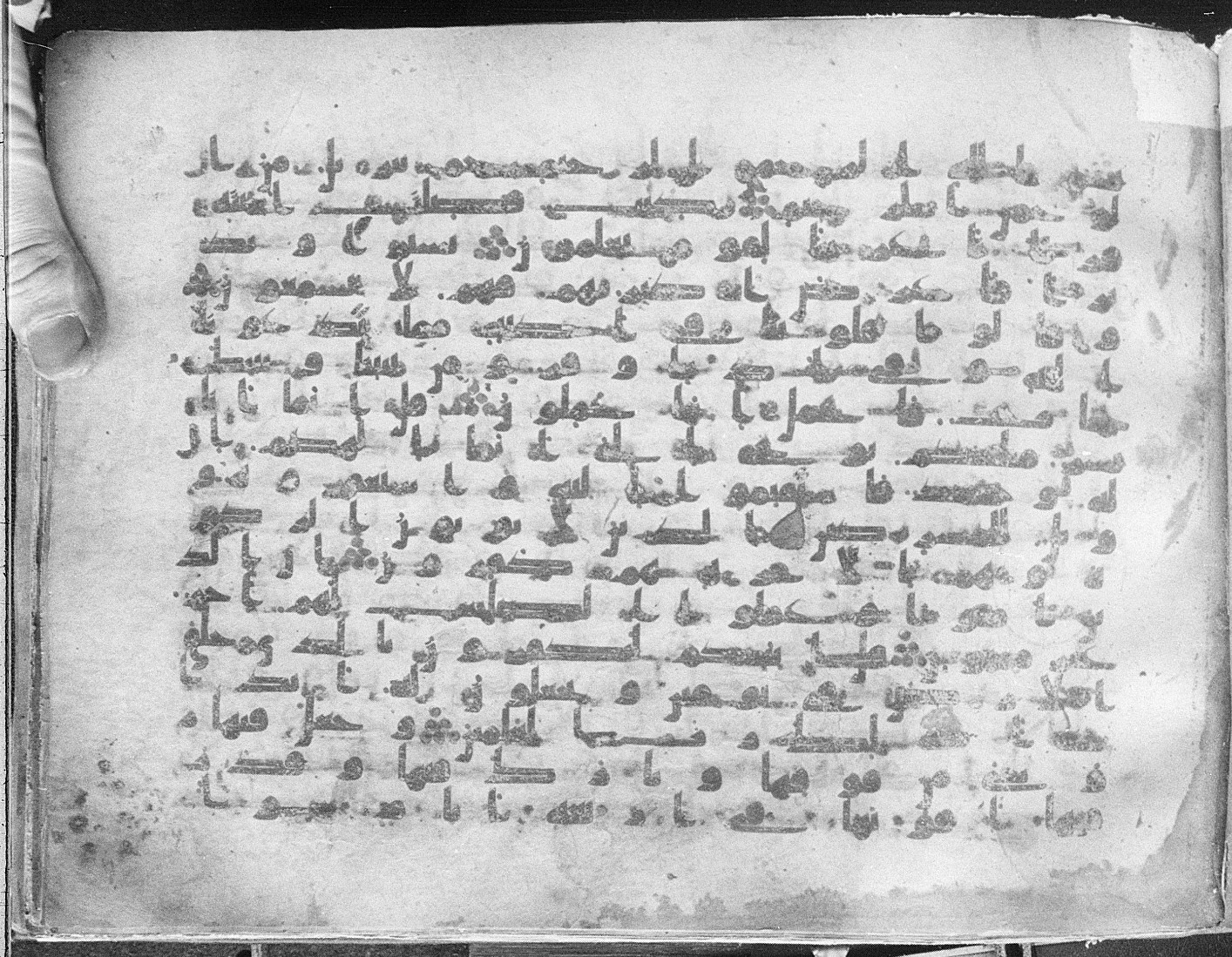 Meknes, Private library of Sherif ʿAbdarraḥmān b. Zīdān, no call number, in kūfī (type C.I) script, showing Surah 41:2 from 8th Century AD found in Meknes, Morocco, currently housed at Private library of Sherif ʿAbdarraḥmān b. Zīdān, Meknes (with fragments in Rabat, Kuwait, and private collections)