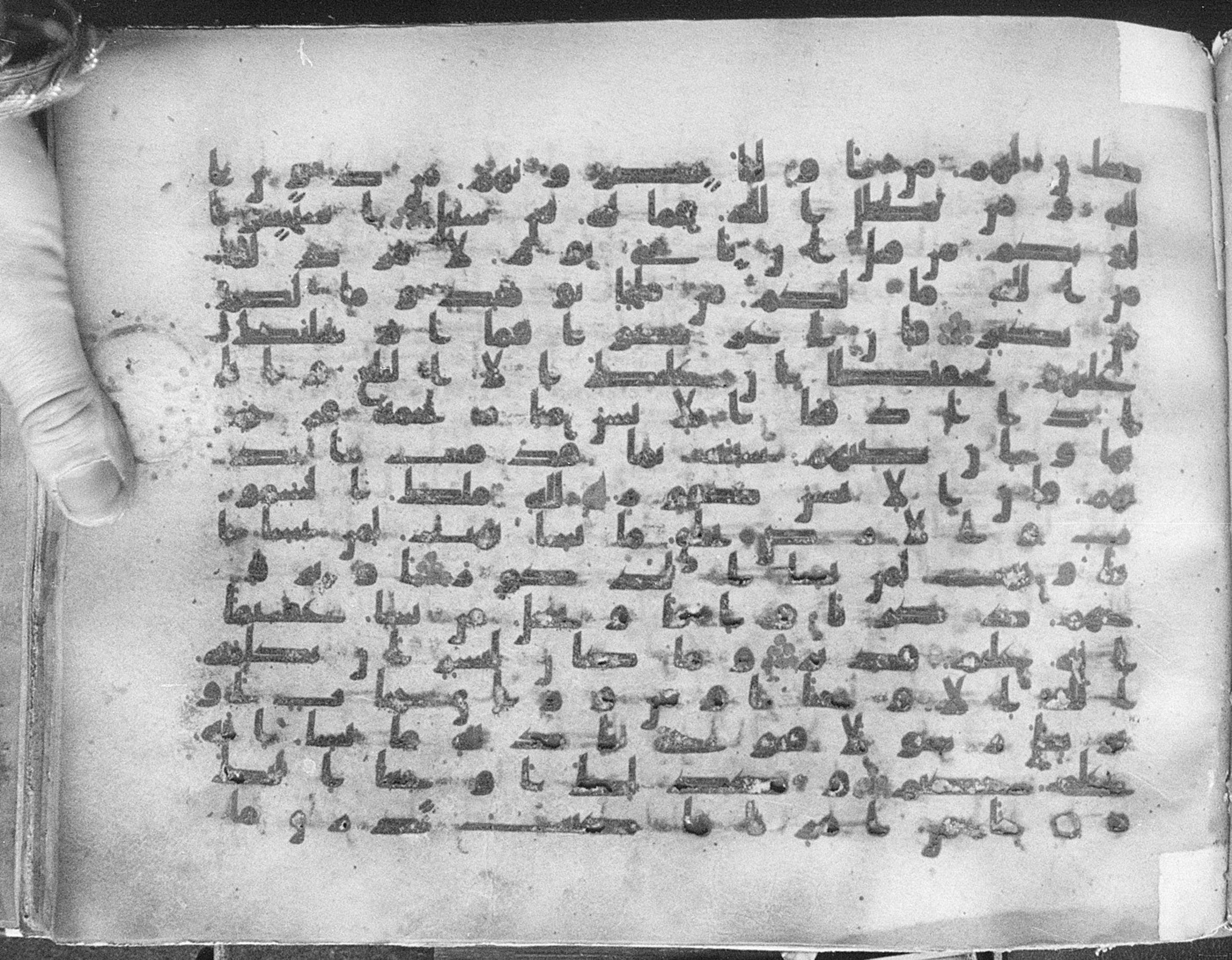 Meknes, Private library of Sherif ʿAbdarraḥmān b. Zīdān, no call number, in kūfī (type C.I) script, showing Surah 42:49 from 8th Century AD found in Meknes, Morocco, currently housed at Private library of Sherif ʿAbdarraḥmān b. Zīdān, Meknes (with fragments in Rabat, Kuwait, and private collections)