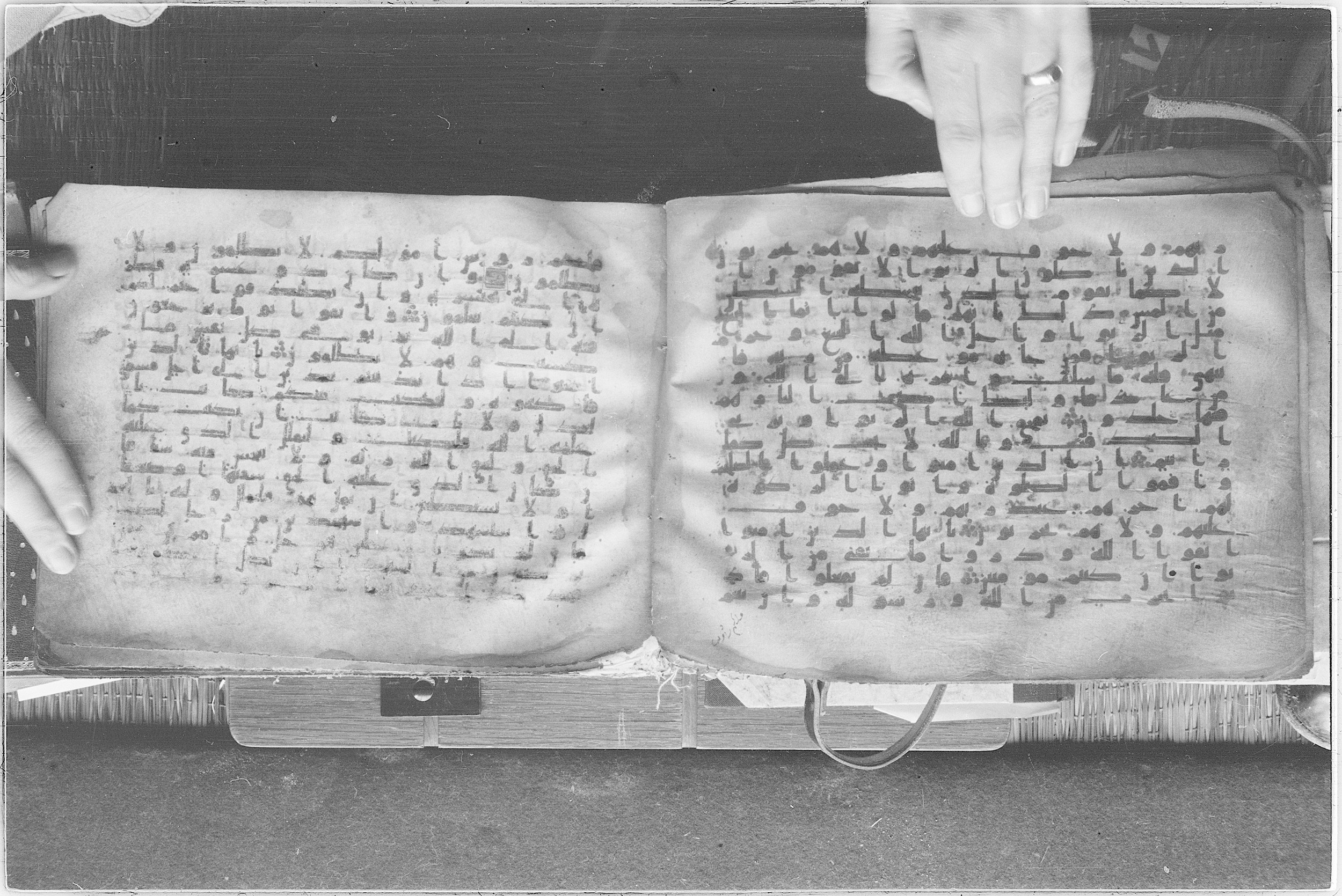 Meknes, Private library of Sherif ʿAbdarraḥmān b. Zīdān, no call number (Scan 3), in kūfī (type C.I) script, showing Surah 2:274 from 8th Century AD found in Meknes, Morocco, currently housed at Private library of Sherif ʿAbdarraḥmān b. Zīdān, Meknes (with fragments in Rabat, Kuwait, and private collections)