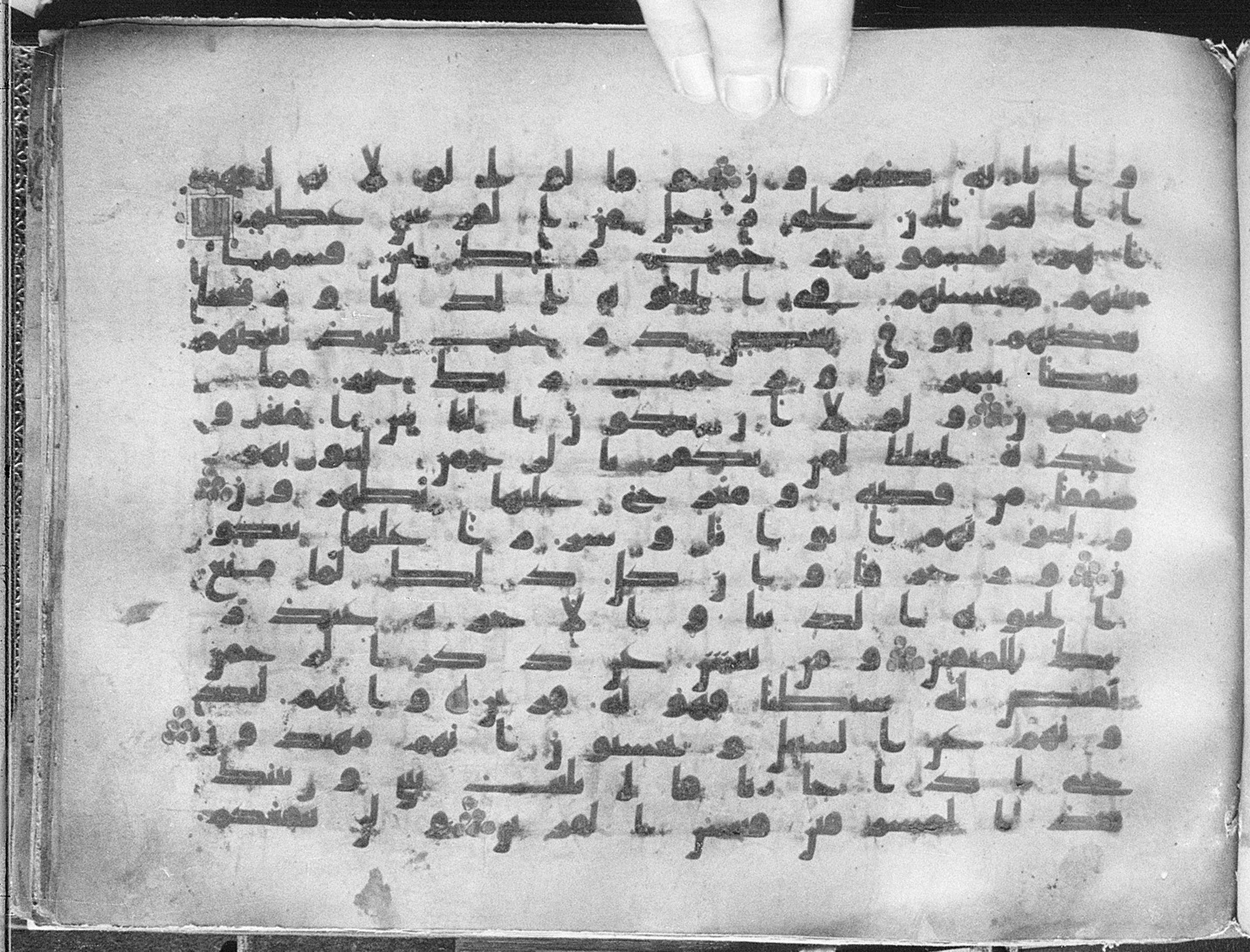 Meknes, Private library of Sherif ʿAbdarraḥmān b. Zīdān, no call number (Scan 1), in kūfī (type C.I) script, showing Surah 43:39 from 8th Century AD found in Meknes, Morocco, currently housed at Private library of Sherif ʿAbdarraḥmān b. Zīdān, Meknes (with fragments in Rabat, Kuwait, and private collections)