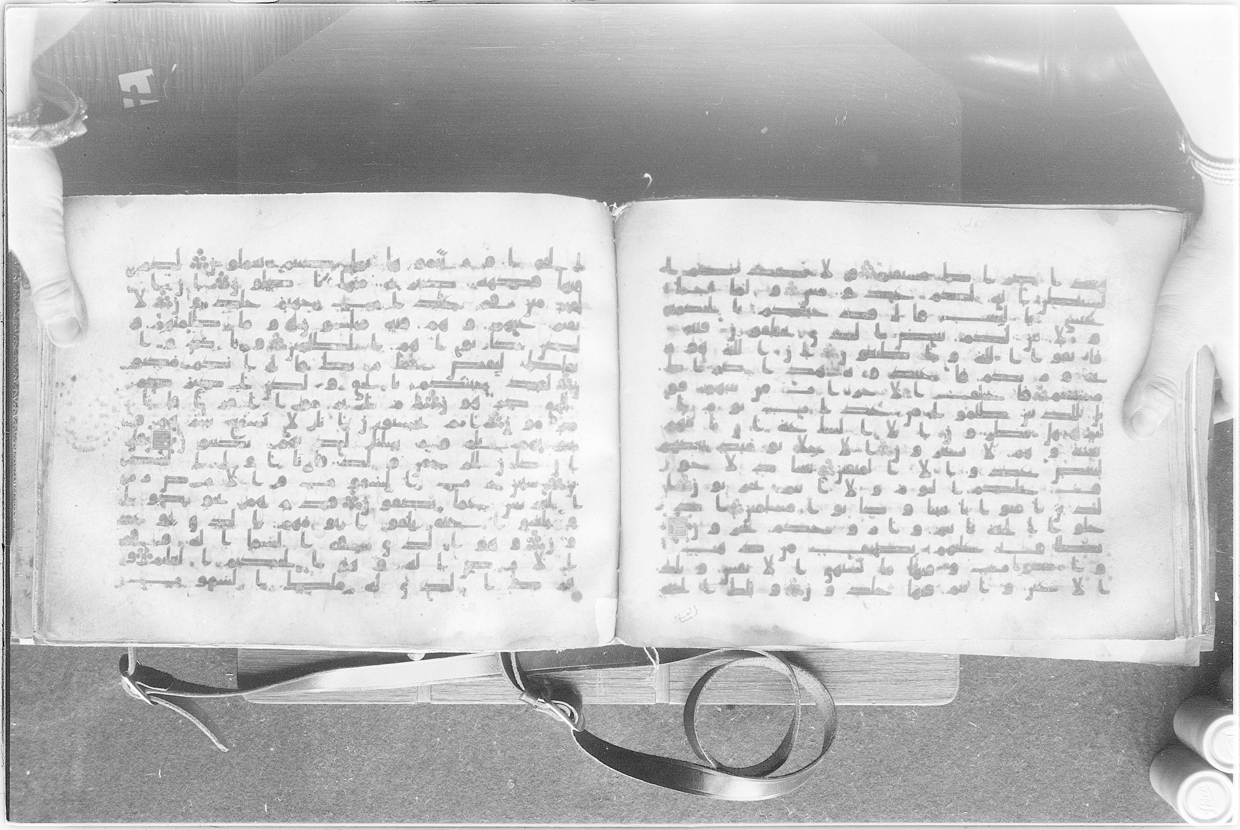 Meknes, Private library of Sherif ʿAbdarraḥmān b. Zīdān, no call number (Scan 2), in kūfī (type C.I) script, showing Surah 43:71 from 8th Century AD found in Meknes, Morocco, currently housed at Private library of Sherif ʿAbdarraḥmān b. Zīdān, Meknes (with fragments in Rabat, Kuwait, and private collections)