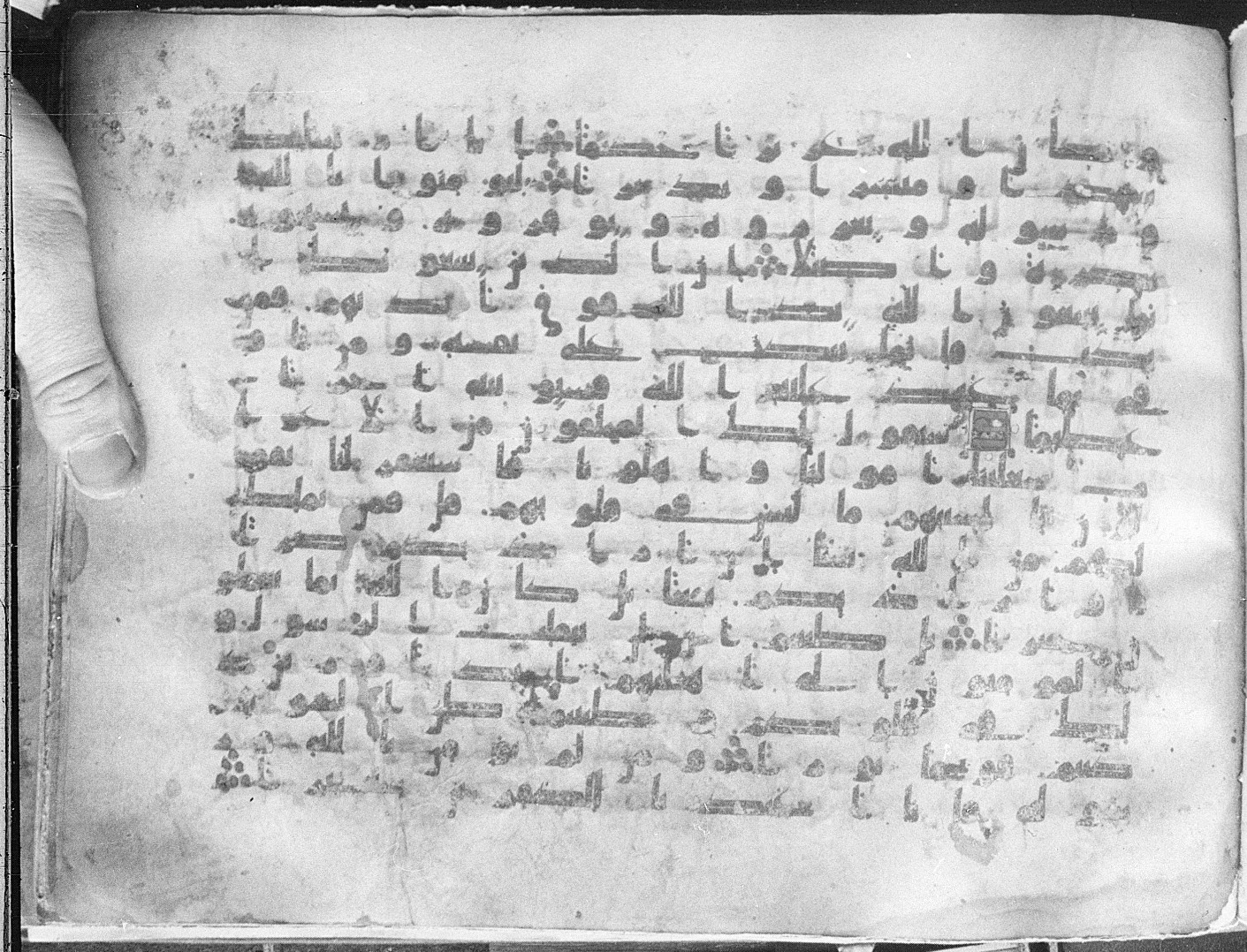 Meknes, Private library of Sherif ʿAbdarraḥmān b. Zīdān, no call number (Scan 3), in kūfī (type C.I) script, showing Surah 48:7 from 8th Century AD found in Meknes, Morocco, currently housed at Private library of Sherif ʿAbdarraḥmān b. Zīdān, Meknes (with fragments in Rabat, Kuwait, and private collections)