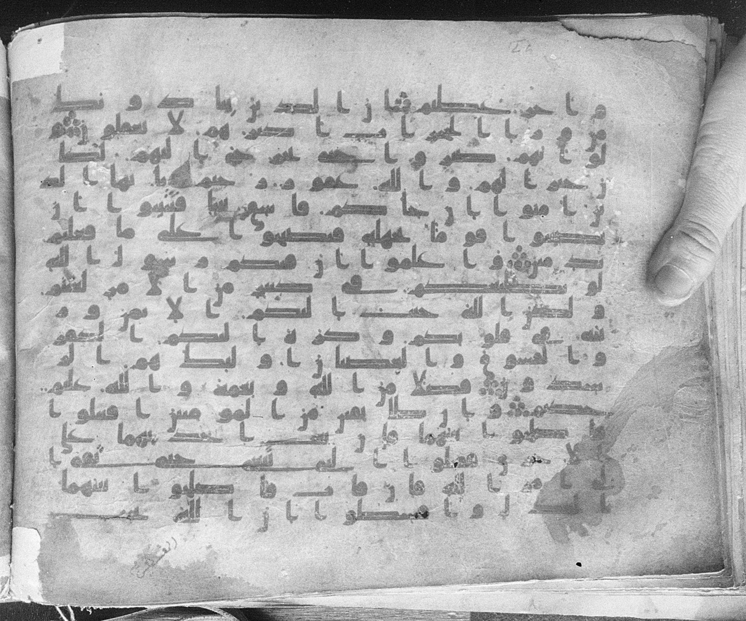 Meknes, Private library of Sherif ʿAbdarraḥmān b. Zīdān, no call number (Scan 1), in kūfī (type C.I) script, showing Surah 49:4 from 8th Century AD found in Meknes, Morocco, currently housed at Private library of Sherif ʿAbdarraḥmān b. Zīdān, Meknes (with fragments in Rabat, Kuwait, and private collections)
