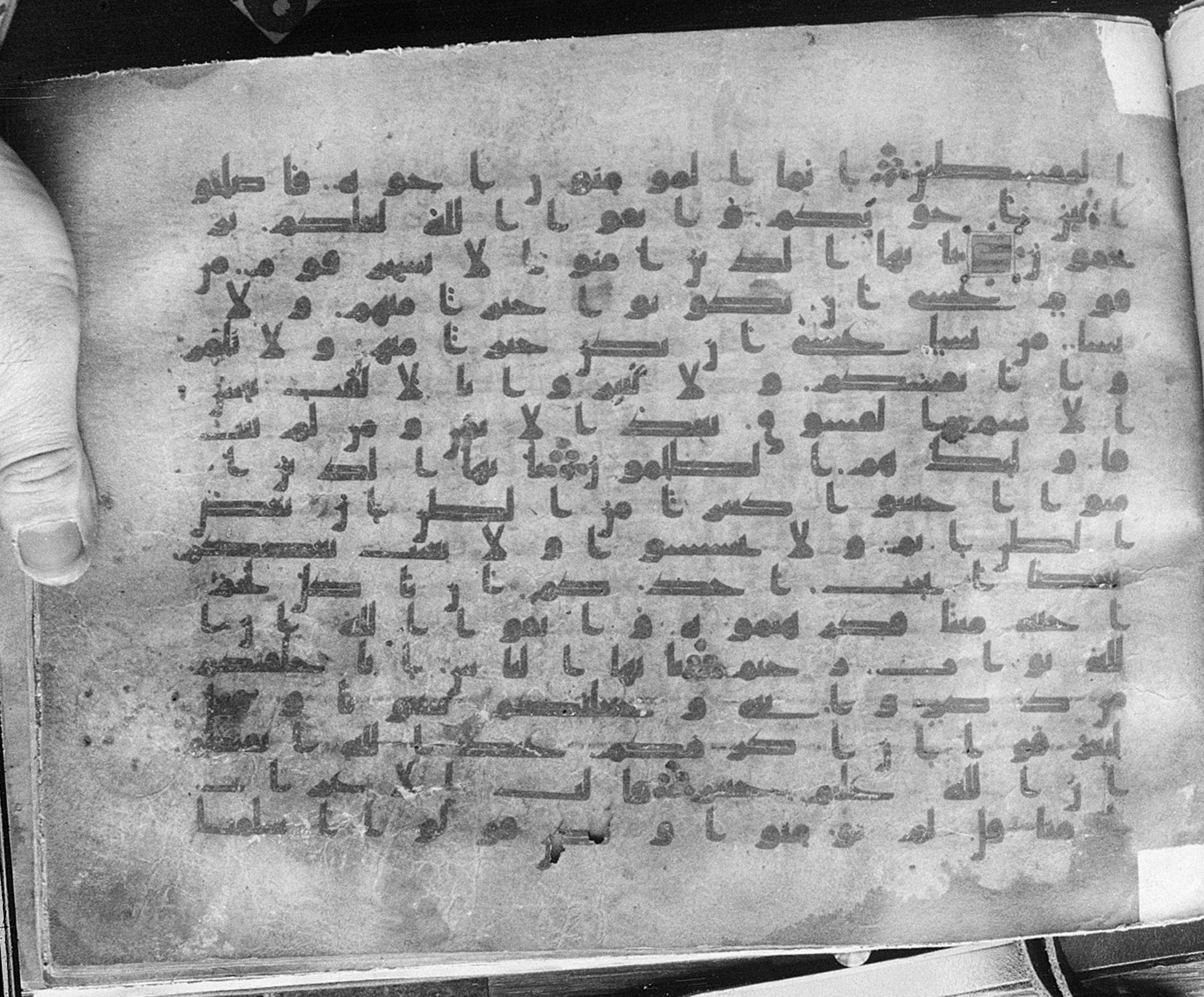 Meknes, Private library of Sherif ʿAbdarraḥmān b. Zīdān, no call number (Scan 3), in kūfī (type C.I) script, showing Surah 49:9 from 8th Century AD found in Meknes, Morocco, currently housed at Private library of Sherif ʿAbdarraḥmān b. Zīdān, Meknes (with fragments in Rabat, Kuwait, and private collections)