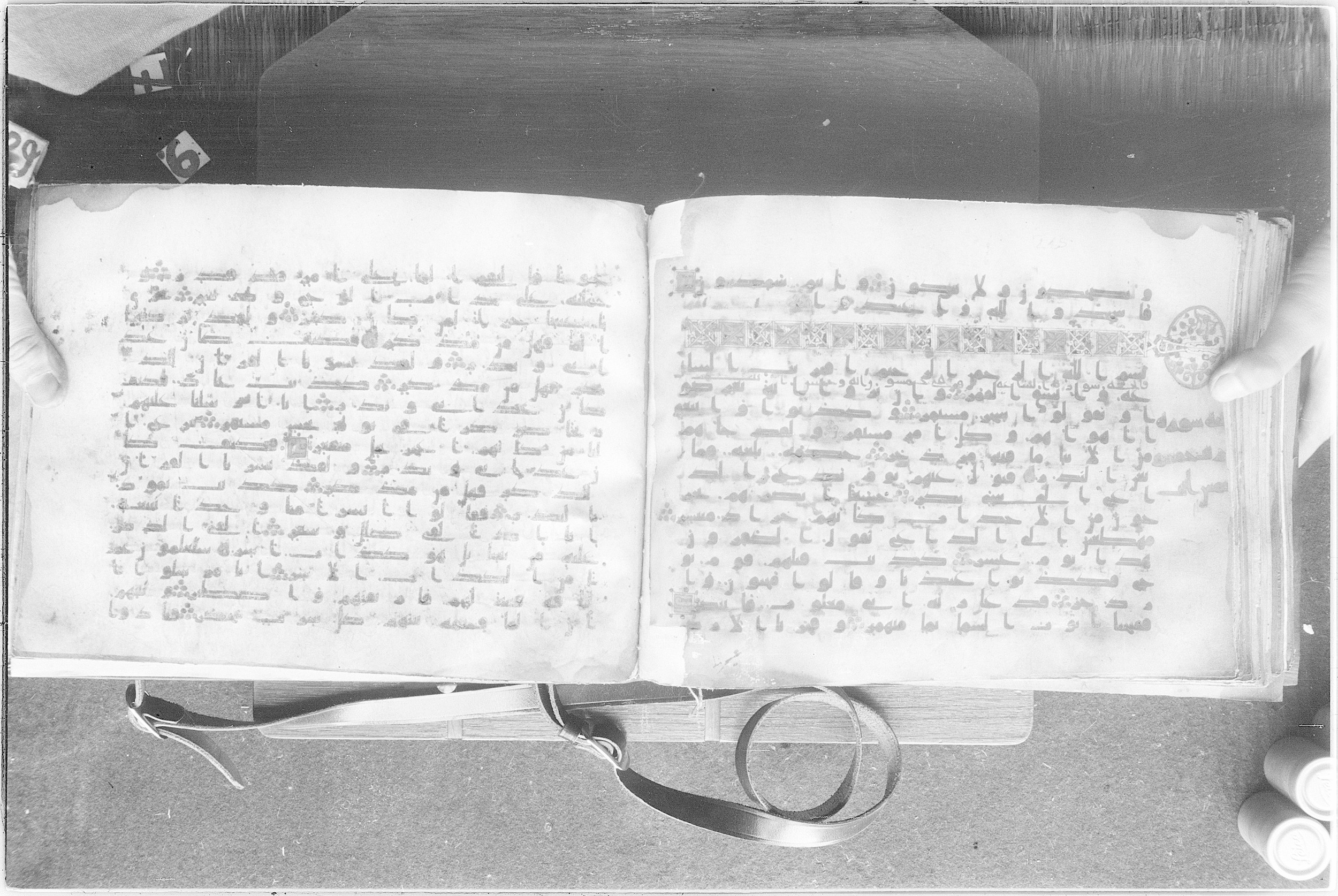 Meknes, Private library of Sherif ʿAbdarraḥmān b. Zīdān, no call number (Scan 2), in kūfī (type C.I) script, showing Surah 54:2 from 8th Century AD found in Meknes, Morocco, currently housed at Private library of Sherif ʿAbdarraḥmān b. Zīdān, Meknes (with fragments in Rabat, Kuwait, and private collections)