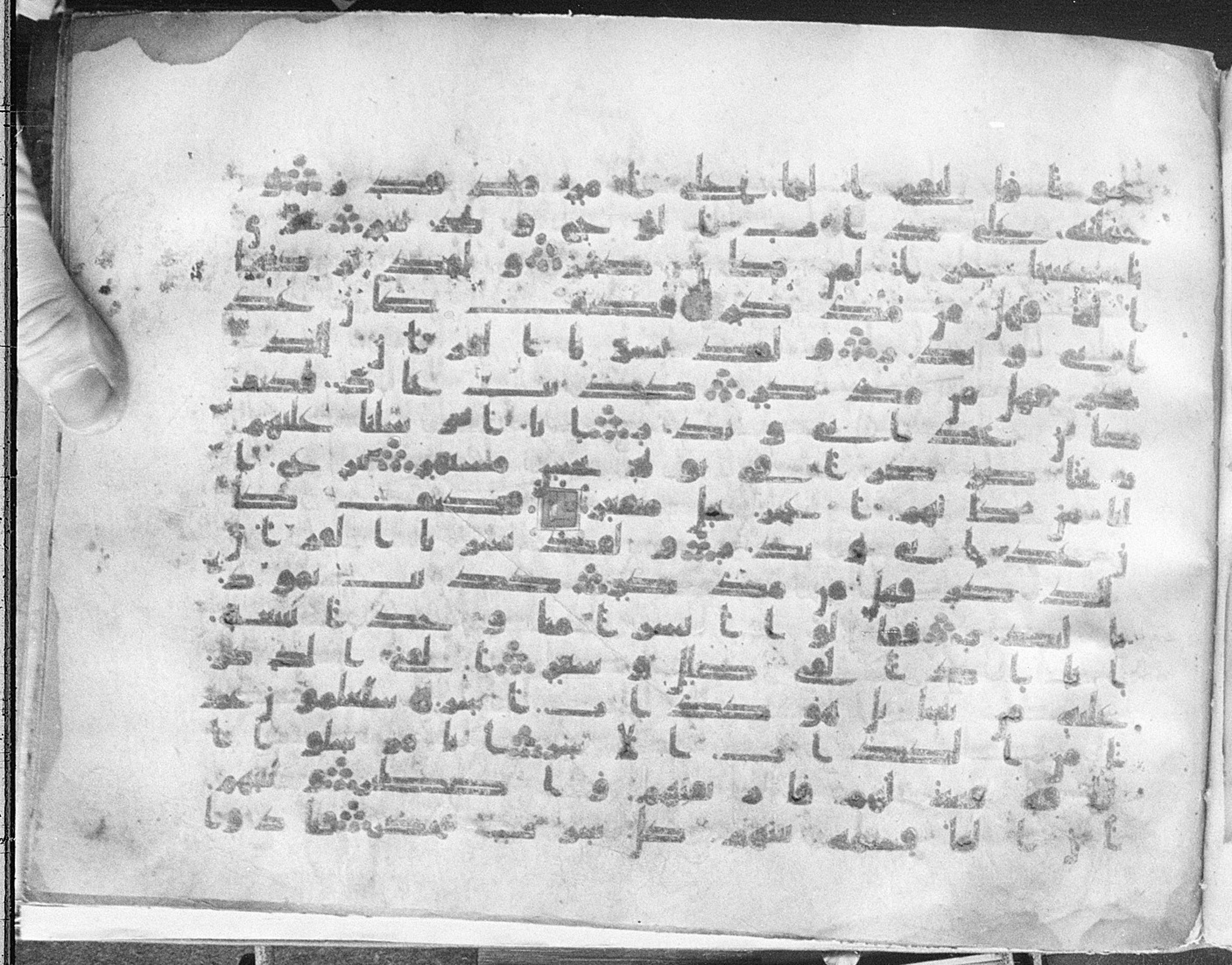 Meknes, Private library of Sherif ʿAbdarraḥmān b. Zīdān, no call number, in kūfī (type C.I) script, showing Surah 54:21 from 8th Century AD found in Meknes, Morocco, currently housed at Private library of Sherif ʿAbdarraḥmān b. Zīdān, Meknes (with fragments in Rabat, Kuwait, and private collections)