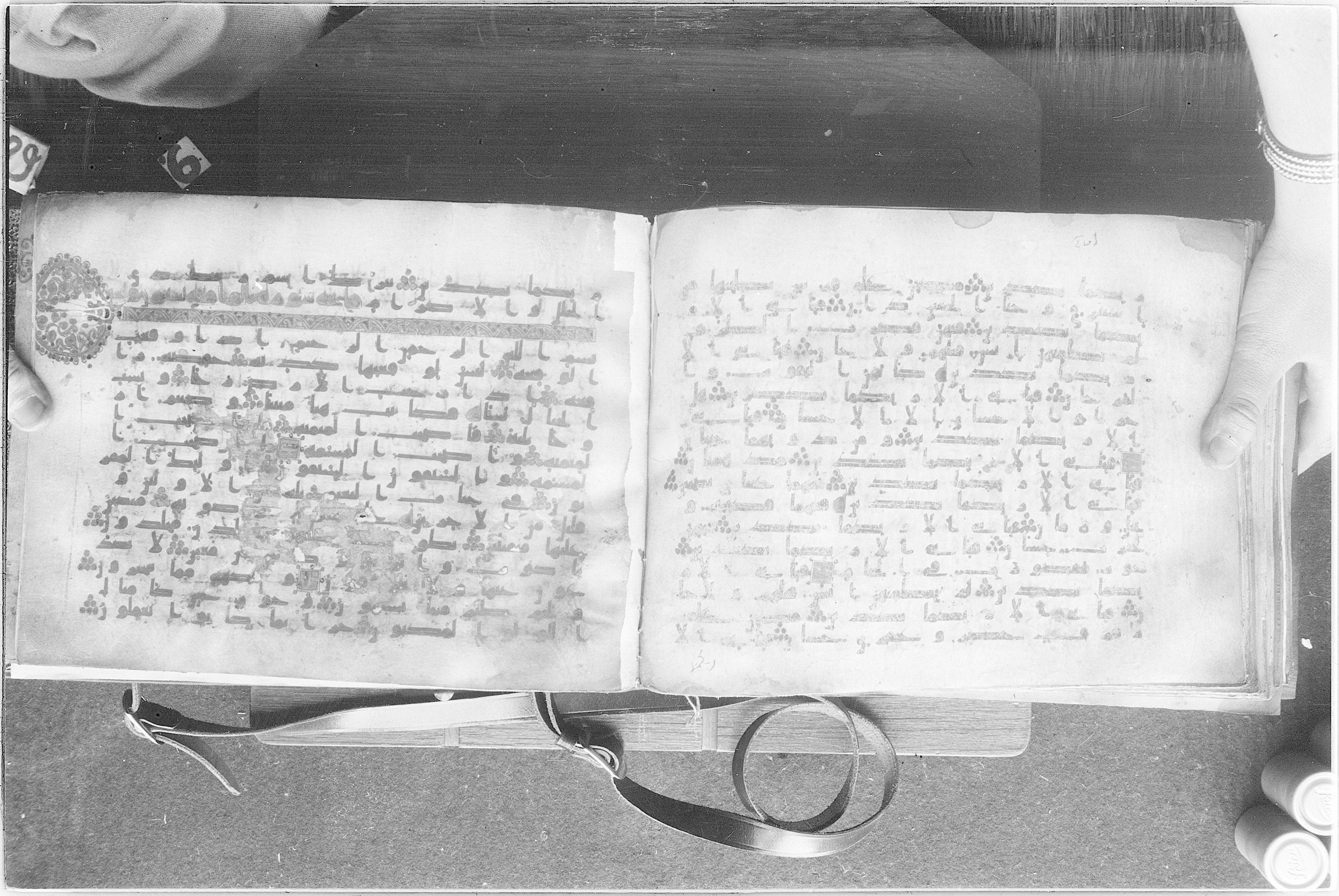 Meknes, Private library of Sherif ʿAbdarraḥmān b. Zīdān, no call number (Scan 2), in kūfī (type C.I) script, showing Surah 55:76 from 8th Century AD found in Meknes, Morocco, currently housed at Private library of Sherif ʿAbdarraḥmān b. Zīdān, Meknes (with fragments in Rabat, Kuwait, and private collections)