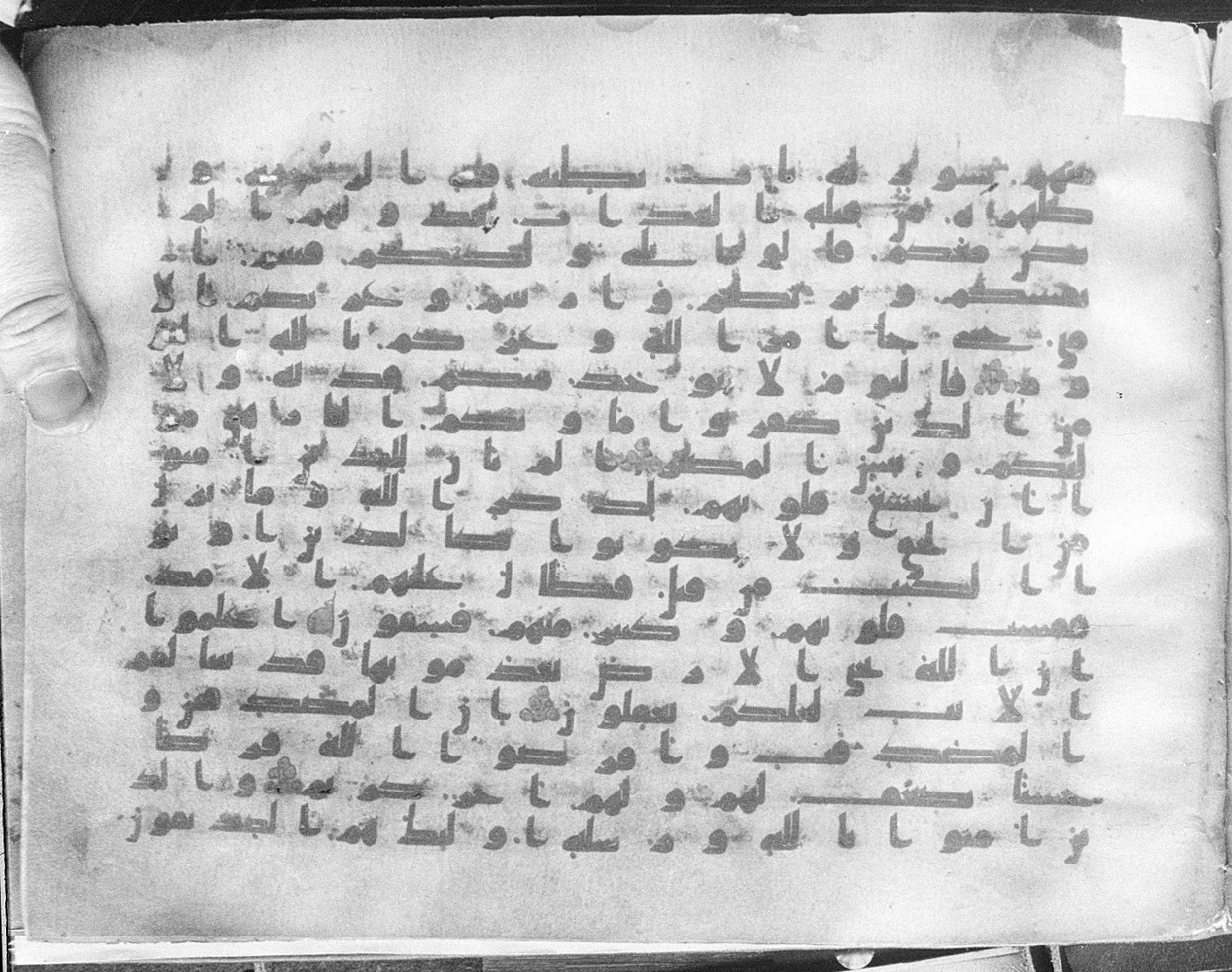 Meknes, Private library of Sherif ʿAbdarraḥmān b. Zīdān, no call number (Scan 3), in kūfī (type C.I) script, showing Surah 57:13 from 8th Century AD found in Meknes, Morocco, currently housed at Private library of Sherif ʿAbdarraḥmān b. Zīdān, Meknes (with fragments in Rabat, Kuwait, and private collections)