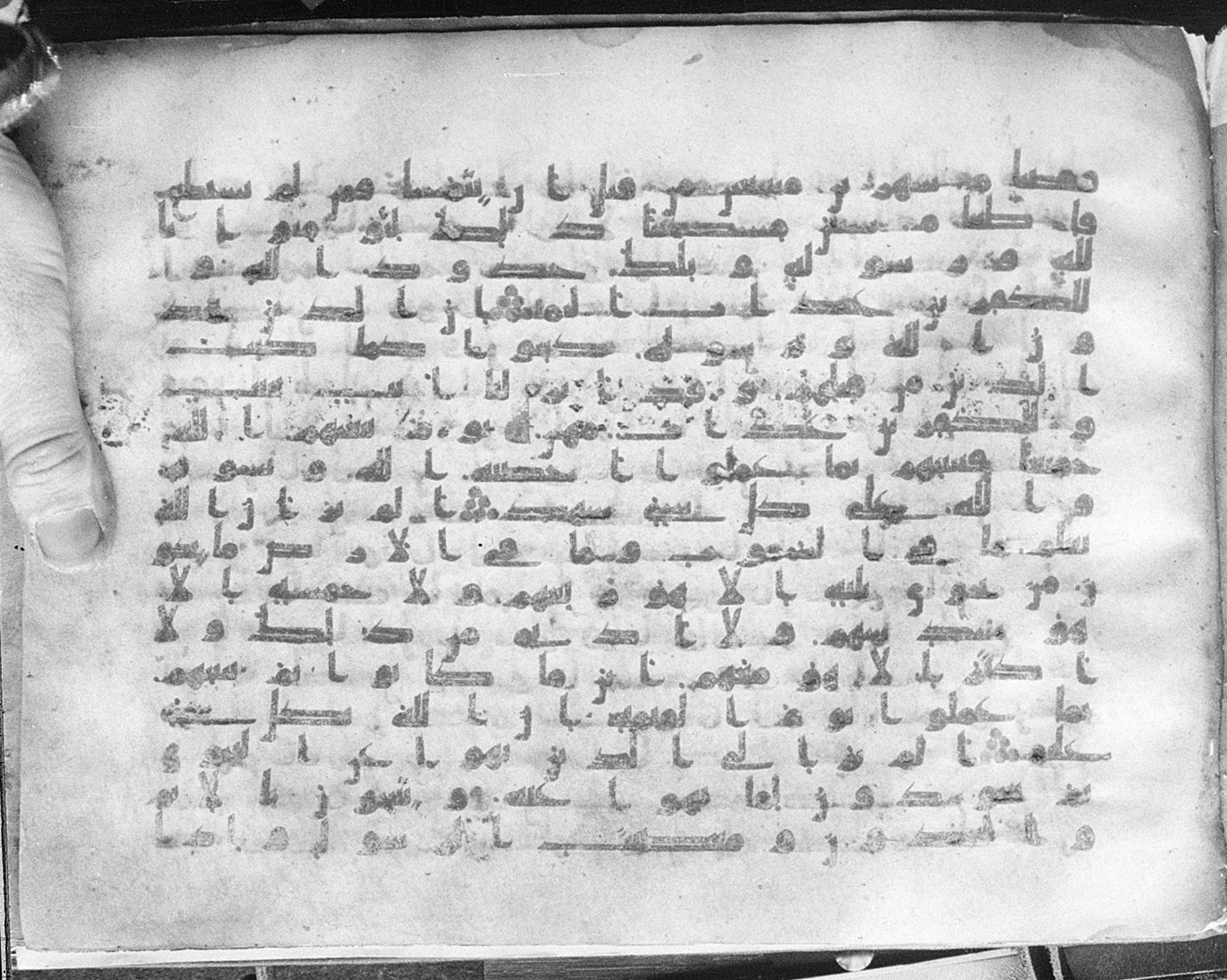 Meknes, Private library of Sherif ʿAbdarraḥmān b. Zīdān, no call number (Scan 3), in kūfī (type C.I) script, showing Surah 58:4 from 8th Century AD found in Meknes, Morocco, currently housed at Private library of Sherif ʿAbdarraḥmān b. Zīdān, Meknes (with fragments in Rabat, Kuwait, and private collections)