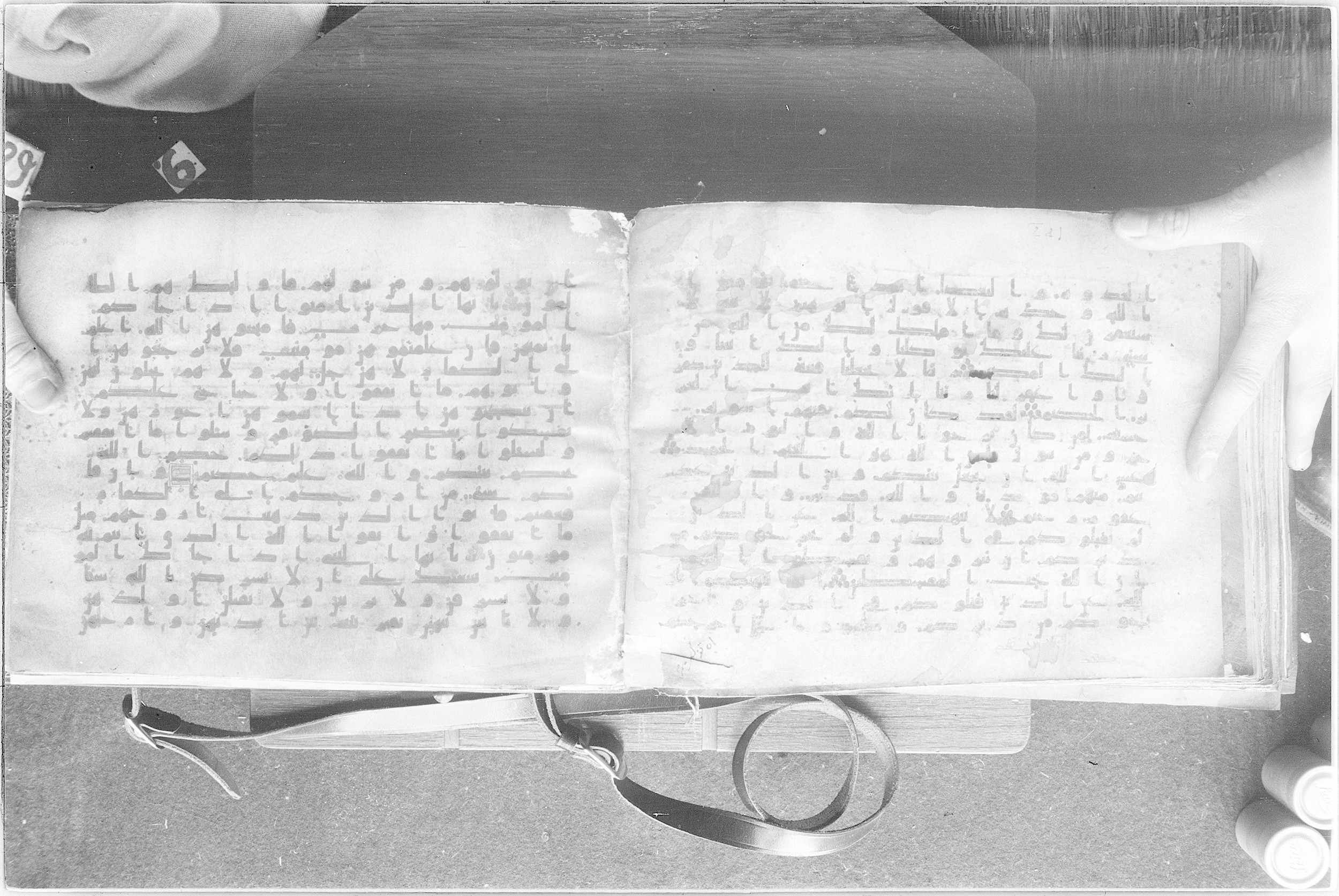 Meknes, Private library of Sherif ʿAbdarraḥmān b. Zīdān, no call number (Scan 2), in kūfī (type C.I) script, showing Surah 60:7 from 8th Century AD found in Meknes, Morocco, currently housed at Private library of Sherif ʿAbdarraḥmān b. Zīdān, Meknes (with fragments in Rabat, Kuwait, and private collections)