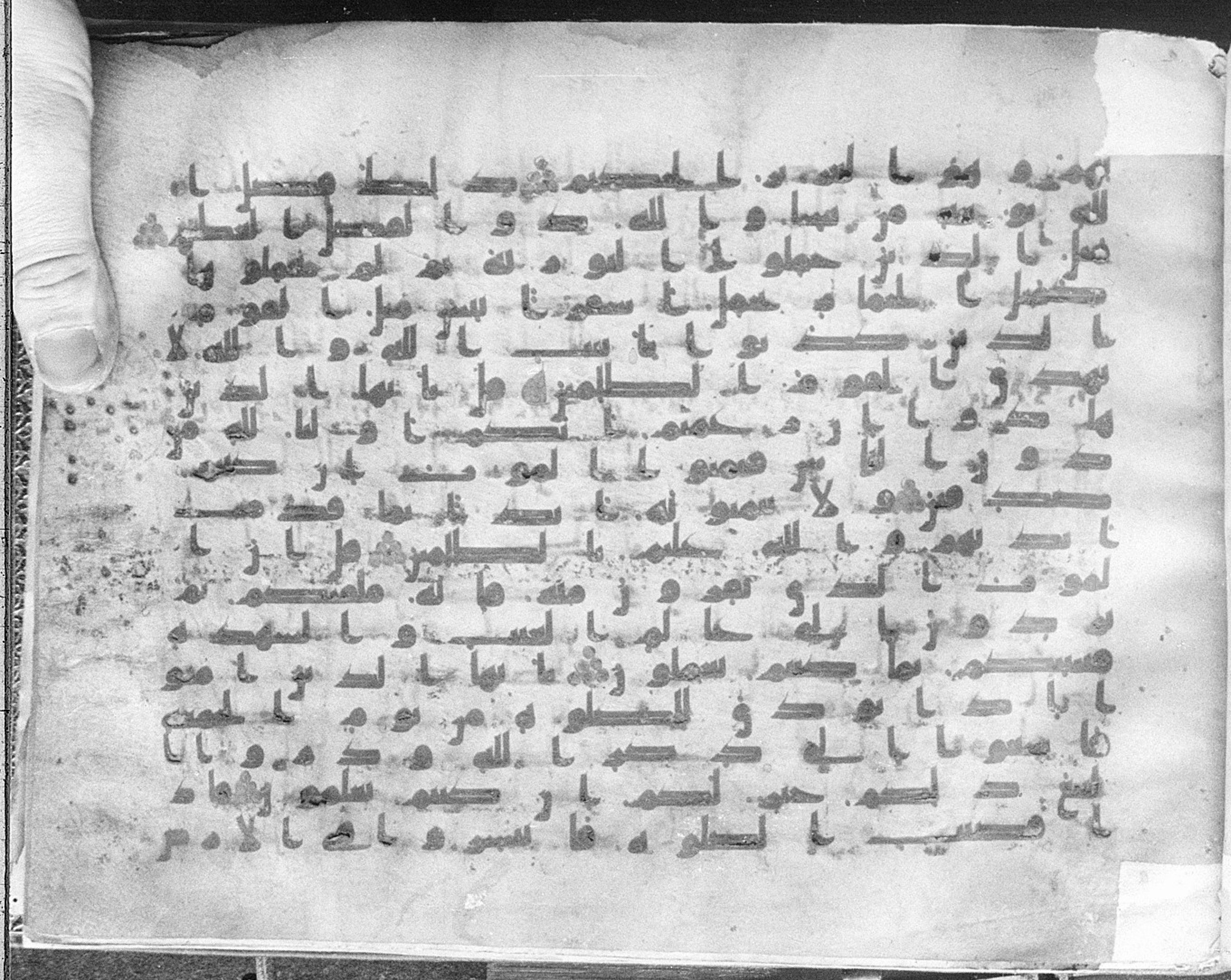 Meknes, Private library of Sherif ʿAbdarraḥmān b. Zīdān, no call number, in kūfī (type C.I) script, showing Surah 62:7 from 8th Century AD found in Meknes, Morocco, currently housed at Private library of Sherif ʿAbdarraḥmān b. Zīdān, Meknes (with fragments in Rabat, Kuwait, and private collections)