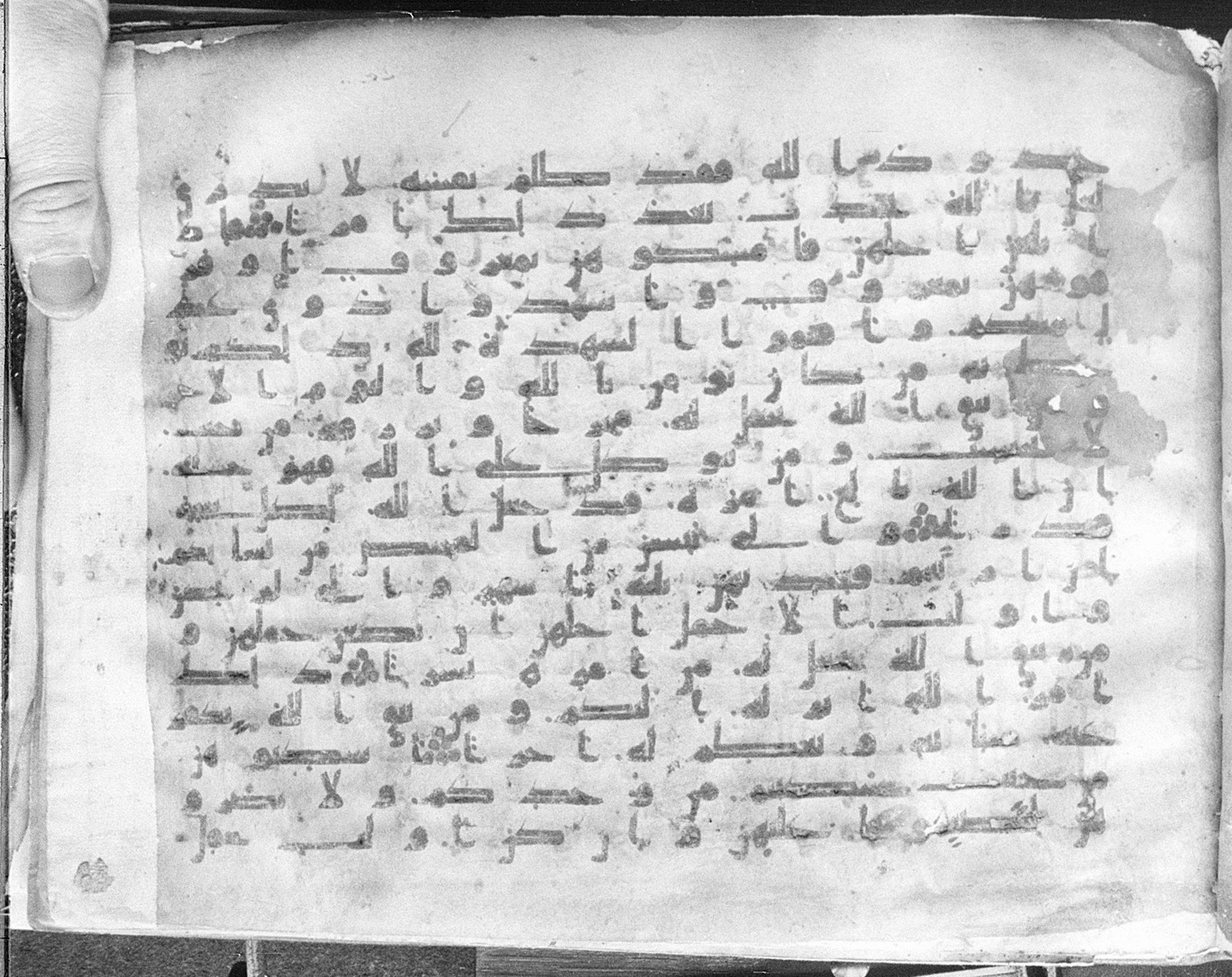 Meknes, Private library of Sherif ʿAbdarraḥmān b. Zīdān, no call number, in kūfī (type C.I) script, showing Surah 65:3 from 8th Century AD found in Meknes, Morocco, currently housed at Private library of Sherif ʿAbdarraḥmān b. Zīdān, Meknes (with fragments in Rabat, Kuwait, and private collections)