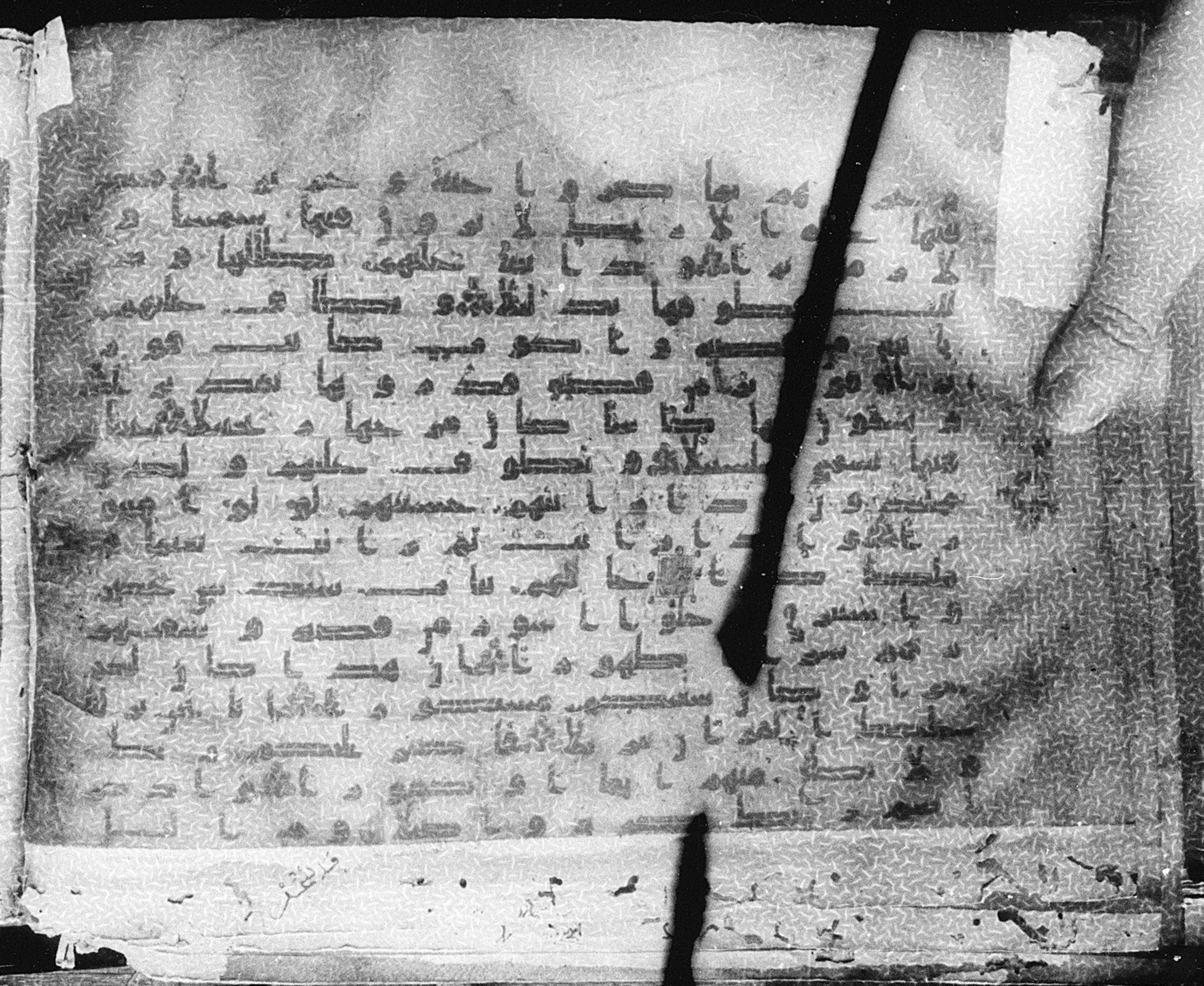 Meknes, Private library of Sherif ʿAbdarraḥmān b. Zīdān, no call number (Scan 1), in kūfī (type C.I) script, showing Surah 76:21 from 8th Century AD found in Meknes, Morocco, currently housed at Private library of Sherif ʿAbdarraḥmān b. Zīdān, Meknes (with fragments in Rabat, Kuwait, and private collections)