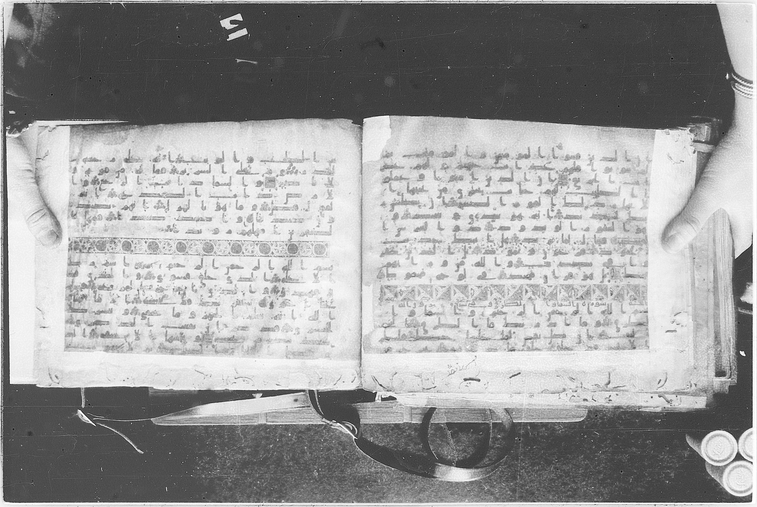 Meknes, Private library of Sherif ʿAbdarraḥmān b. Zīdān, no call number (Scan 2), in kūfī (type C.I) script, showing Surah 85:13 from 8th Century AD found in Meknes, Morocco, currently housed at Private library of Sherif ʿAbdarraḥmān b. Zīdān, Meknes (with fragments in Rabat, Kuwait, and private collections)