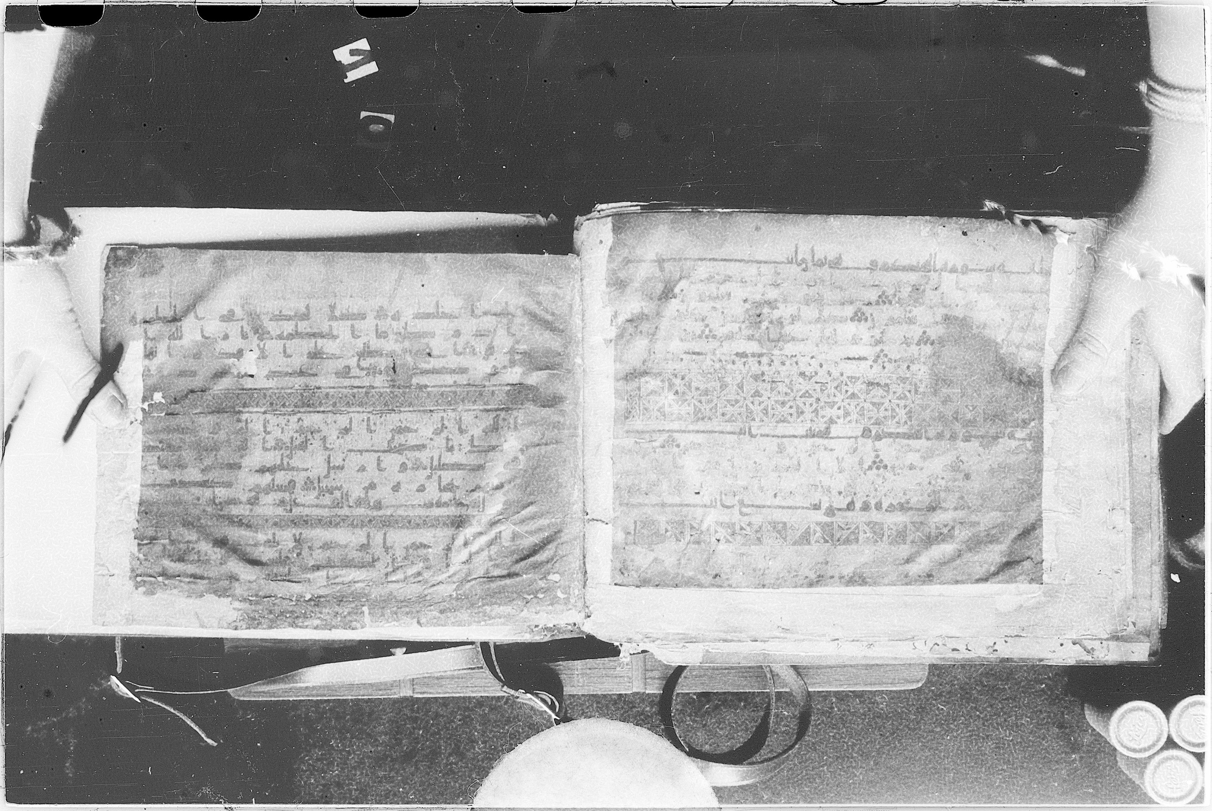 Meknes, Private library of Sherif ʿAbdarraḥmān b. Zīdān, no call number (Scan 2), in kūfī (type C.I) script, showing Surah 102:2 from 8th Century AD found in Meknes, Morocco, currently housed at Private library of Sherif ʿAbdarraḥmān b. Zīdān, Meknes (with fragments in Rabat, Kuwait, and private collections)