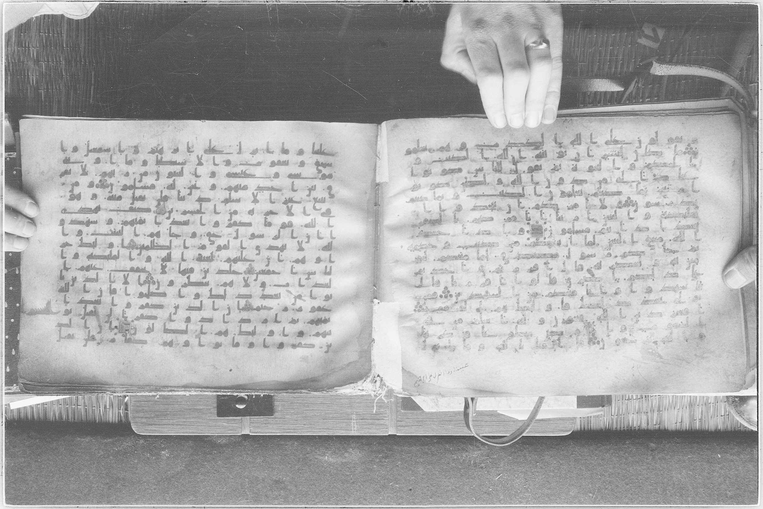 Meknes, Private library of Sherif ʿAbdarraḥmān b. Zīdān, no call number (Scan 2), in kūfī (type C.I) script, showing Surah 3:79 from 8th Century AD found in Meknes, Morocco, currently housed at Private library of Sherif ʿAbdarraḥmān b. Zīdān, Meknes (with fragments in Rabat, Kuwait, and private collections)