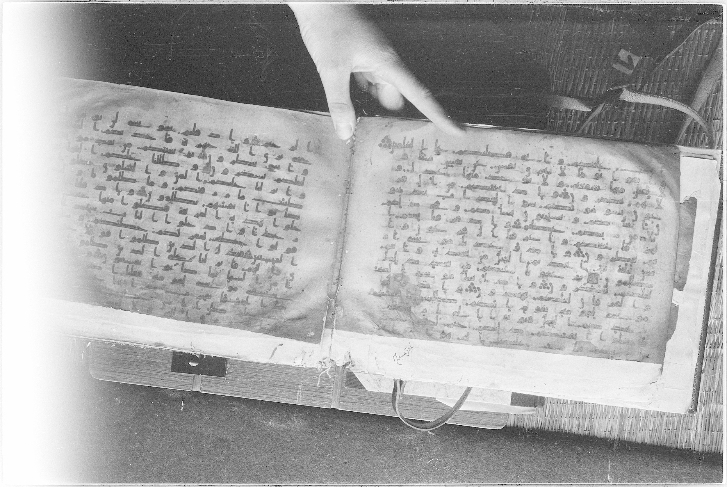 Meknes, Private library of Sherif ʿAbdarraḥmān b. Zīdān, no call number (Scan 2), in kūfī (type C.I) script, showing Surah 2:49 from 8th Century AD found in Meknes, Morocco, currently housed at Private library of Sherif ʿAbdarraḥmān b. Zīdān, Meknes (with fragments in Rabat, Kuwait, and private collections)