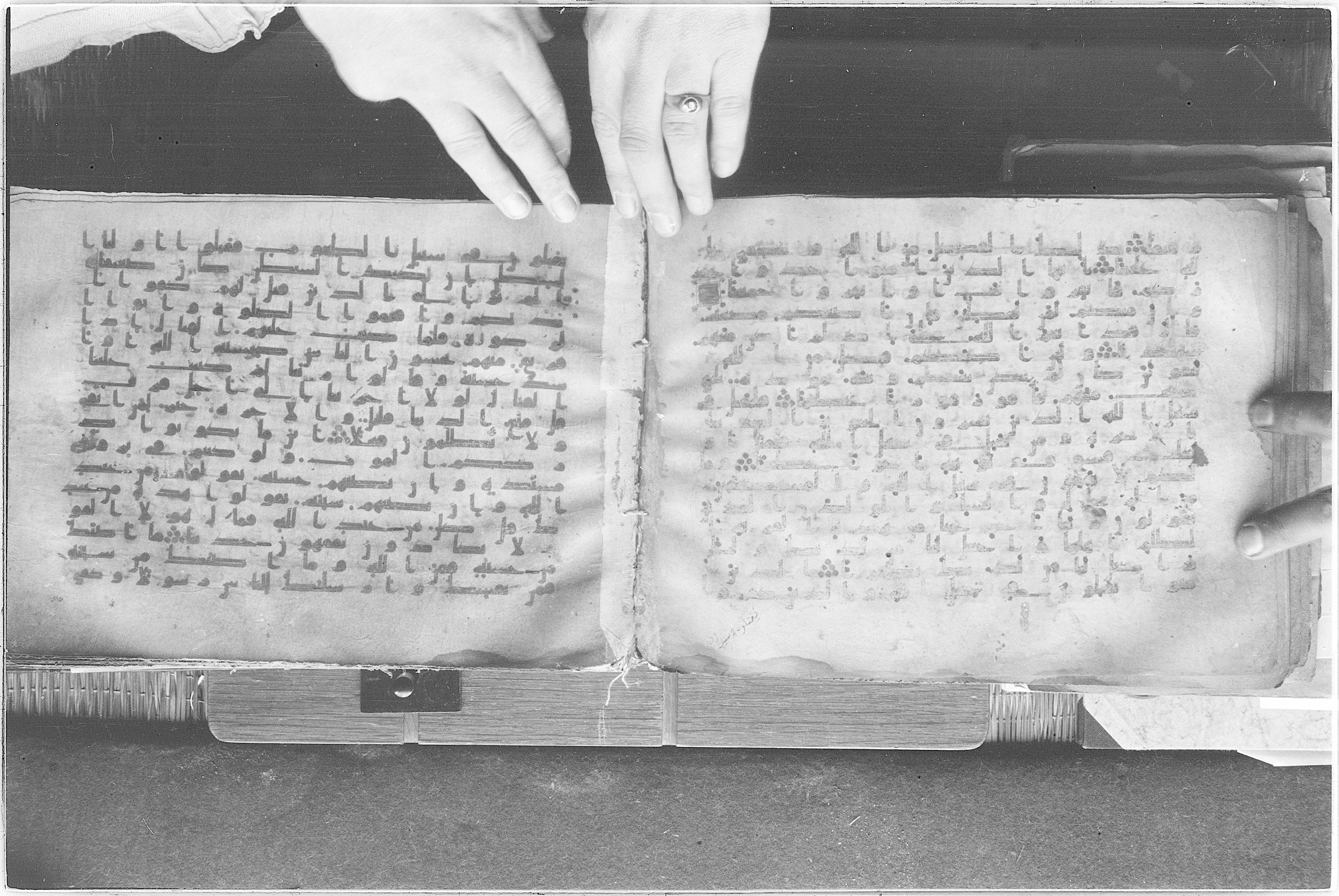 Meknes, Private library of Sherif ʿAbdarraḥmān b. Zīdān, no call number (Scan 2), in kūfī (type C.I) script, showing Surah 4:71 from 8th Century AD found in Meknes, Morocco, currently housed at Private library of Sherif ʿAbdarraḥmān b. Zīdān, Meknes (with fragments in Rabat, Kuwait, and private collections)