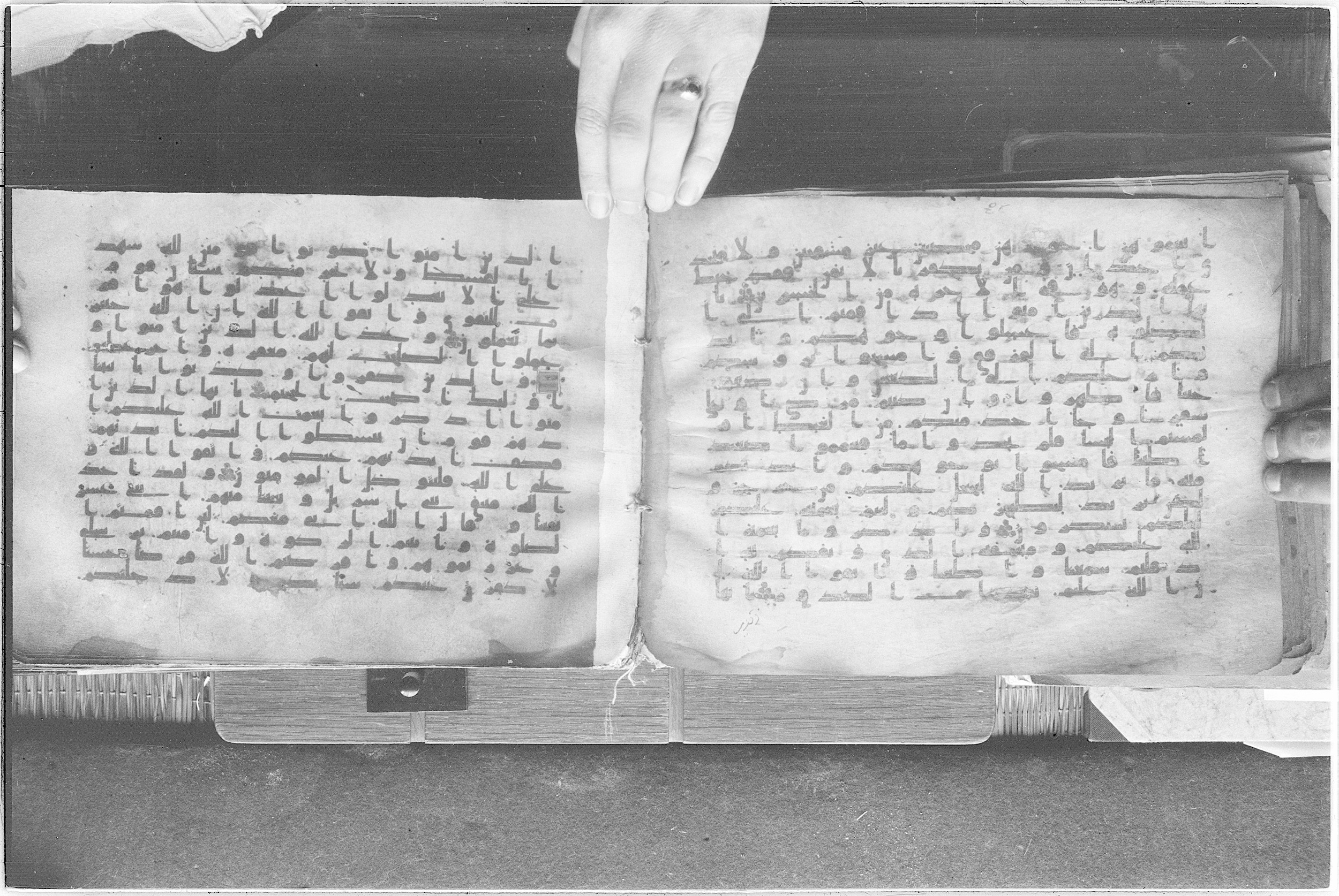 Meknes, Private library of Sherif ʿAbdarraḥmān b. Zīdān, no call number (Scan 2), in kūfī (type C.I) script, showing Surah 5:7 from 8th Century AD found in Meknes, Morocco, currently housed at Private library of Sherif ʿAbdarraḥmān b. Zīdān, Meknes (with fragments in Rabat, Kuwait, and private collections)
