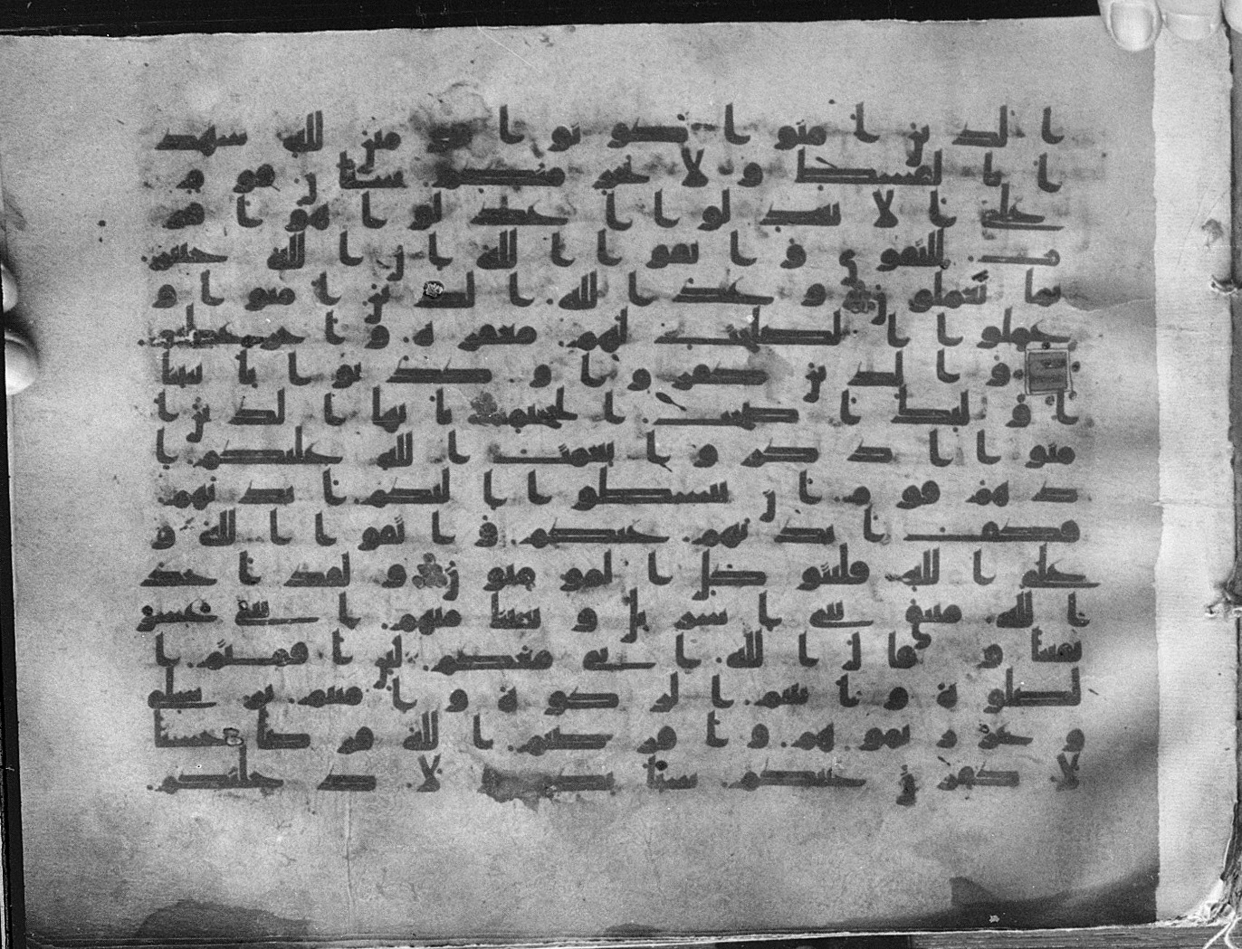 Meknes, Private library of Sherif ʿAbdarraḥmān b. Zīdān, no call number (Scan 3), in kūfī (type C.I) script, showing Surah 5:8 from 8th Century AD found in Meknes, Morocco, currently housed at Private library of Sherif ʿAbdarraḥmān b. Zīdān, Meknes (with fragments in Rabat, Kuwait, and private collections)