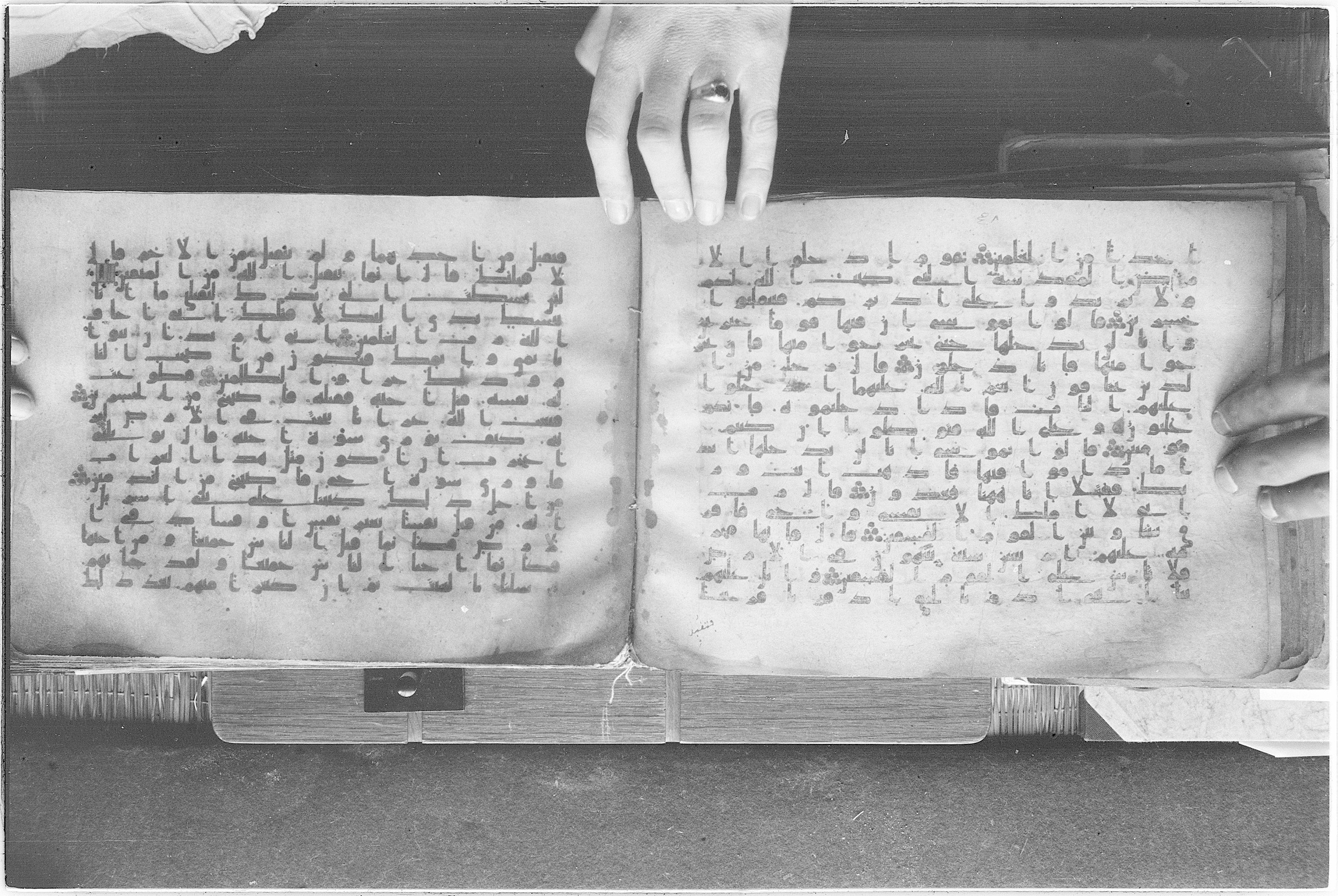 Meknes, Private library of Sherif ʿAbdarraḥmān b. Zīdān, no call number (Scan 2), in kūfī (type C.I) script, showing Surah 5:21 from 8th Century AD found in Meknes, Morocco, currently housed at Private library of Sherif ʿAbdarraḥmān b. Zīdān, Meknes (with fragments in Rabat, Kuwait, and private collections)