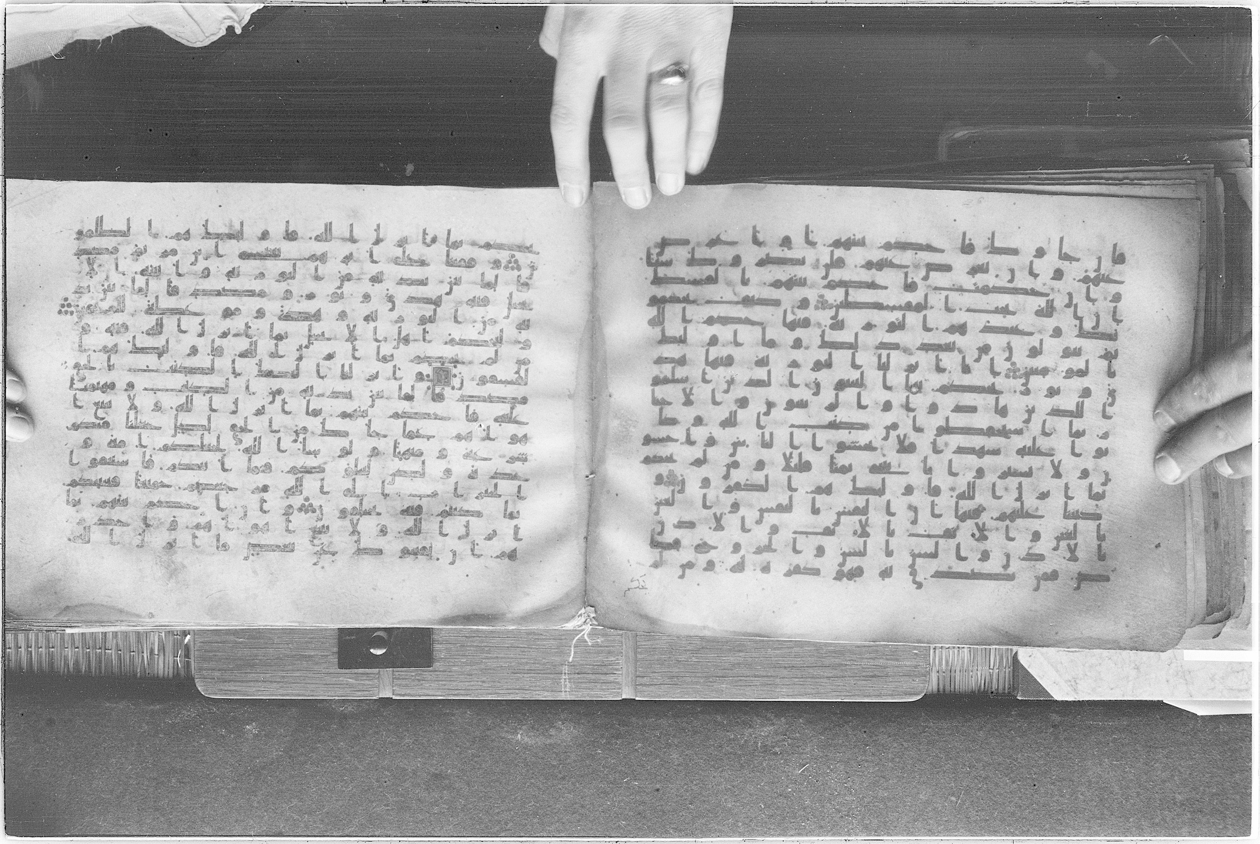 Meknes, Private library of Sherif ʿAbdarraḥmān b. Zīdān, no call number (Scan 2), in kūfī (type C.I) script, showing Surah 5:43 from 8th Century AD found in Meknes, Morocco, currently housed at Private library of Sherif ʿAbdarraḥmān b. Zīdān, Meknes (with fragments in Rabat, Kuwait, and private collections)