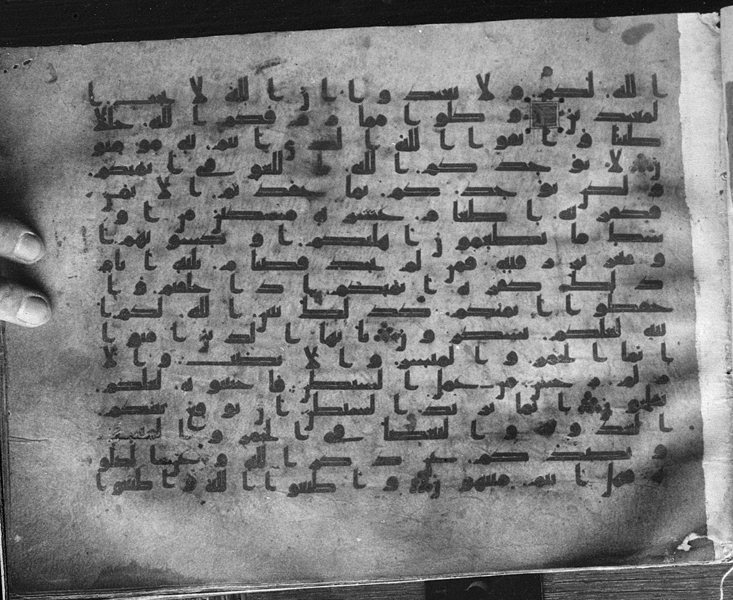 Meknes, Private library of Sherif ʿAbdarraḥmān b. Zīdān, no call number (Scan 3), in kūfī (type C.I) script, showing Surah 5:87 from 8th Century AD found in Meknes, Morocco, currently housed at Private library of Sherif ʿAbdarraḥmān b. Zīdān, Meknes (with fragments in Rabat, Kuwait, and private collections)