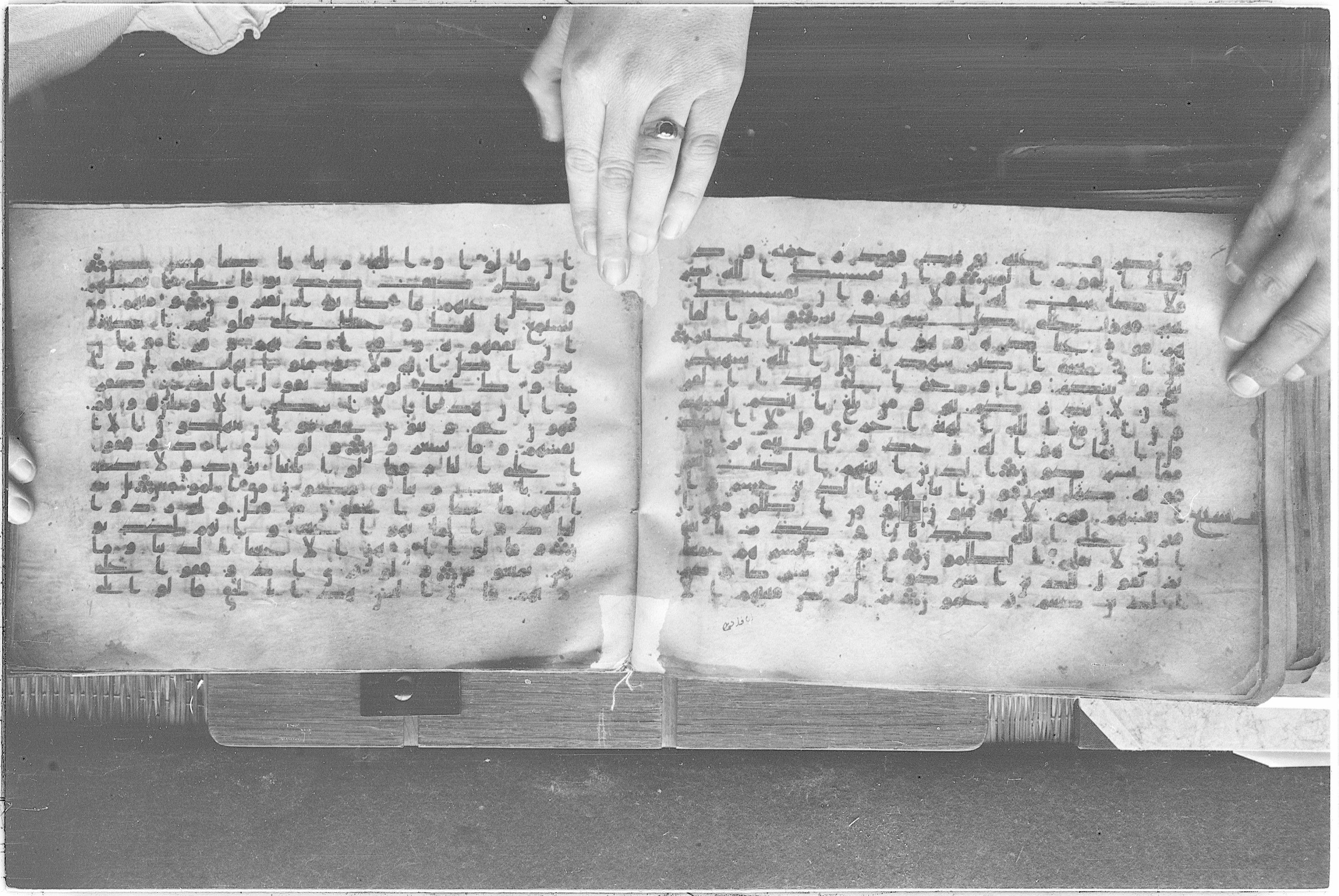 Meknes, Private library of Sherif ʿAbdarraḥmān b. Zīdān, no call number (Scan 2), in kūfī (type C.I) script, showing Surah 6:21 from 8th Century AD found in Meknes, Morocco, currently housed at Private library of Sherif ʿAbdarraḥmān b. Zīdān, Meknes (with fragments in Rabat, Kuwait, and private collections)