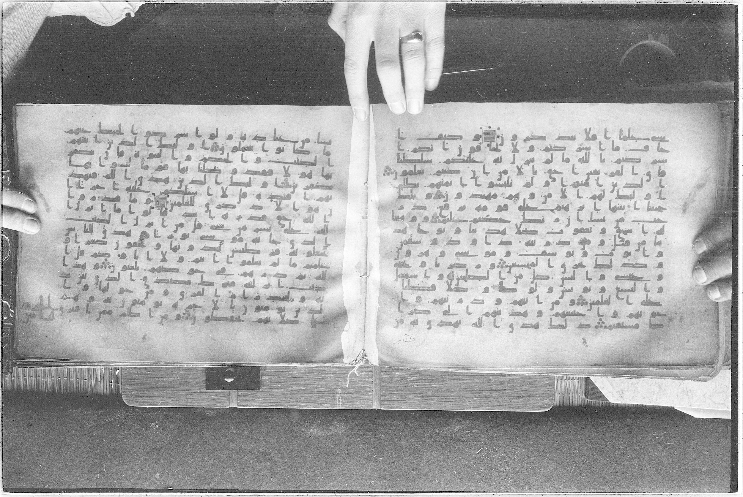 Meknes, Private library of Sherif ʿAbdarraḥmān b. Zīdān, no call number (Scan 2), in kūfī (type C.I) script, showing Surah 6:83 from 8th Century AD found in Meknes, Morocco, currently housed at Private library of Sherif ʿAbdarraḥmān b. Zīdān, Meknes (with fragments in Rabat, Kuwait, and private collections)
