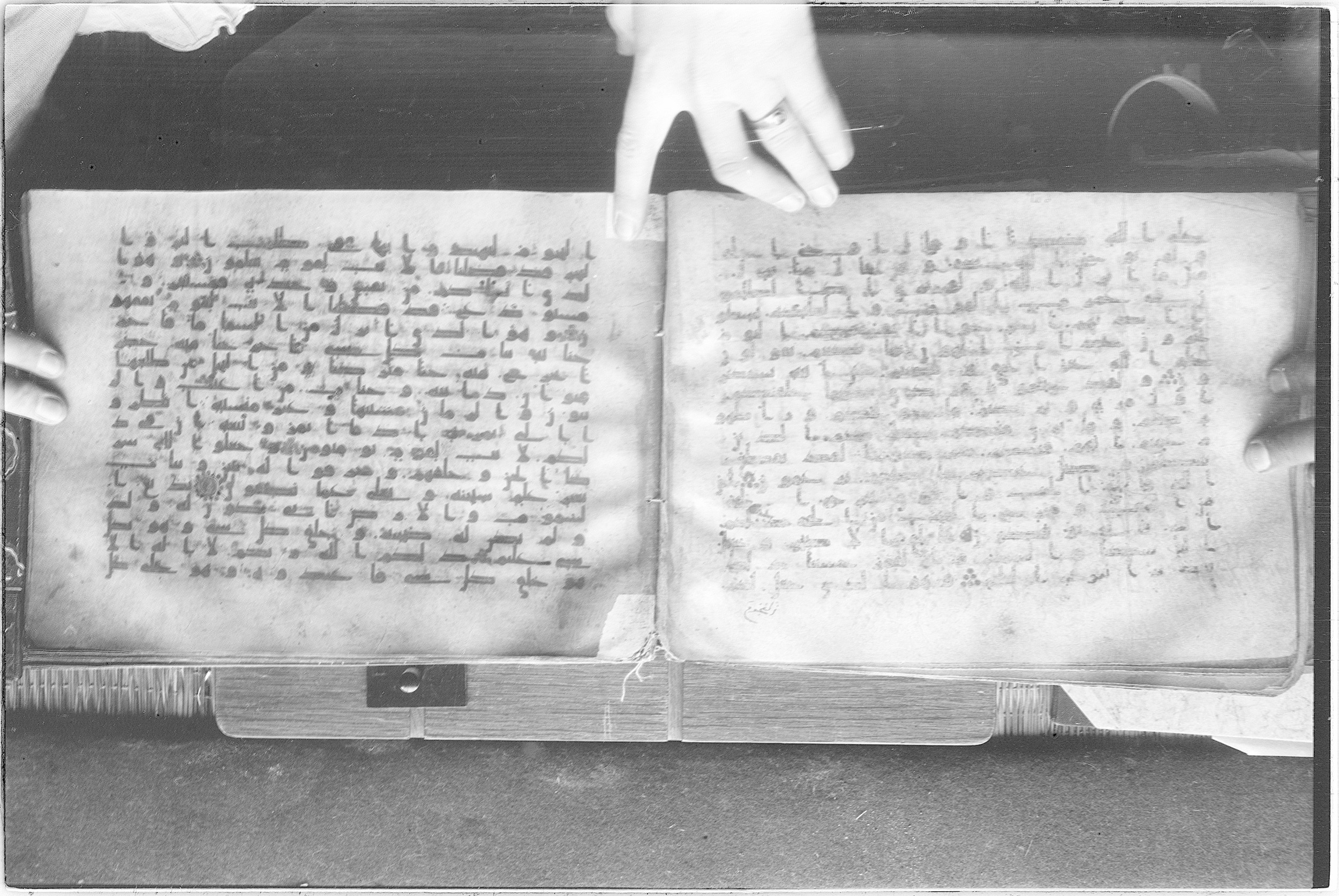 Meknes, Private library of Sherif ʿAbdarraḥmān b. Zīdān, no call number (Scan 2), in kūfī (type C.I) script, showing Surah 6:95 from 8th Century AD found in Meknes, Morocco, currently housed at Private library of Sherif ʿAbdarraḥmān b. Zīdān, Meknes (with fragments in Rabat, Kuwait, and private collections)