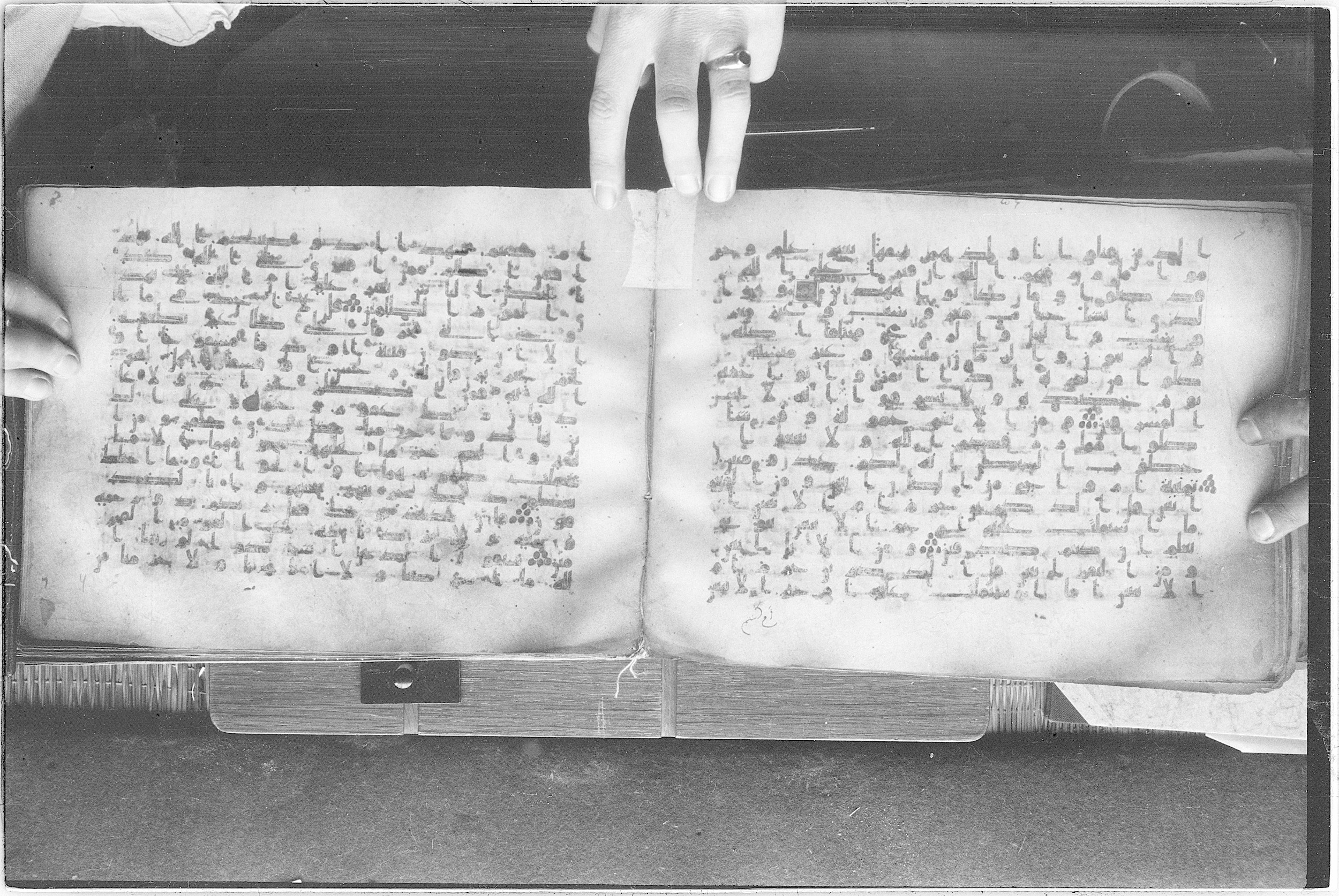 Meknes, Private library of Sherif ʿAbdarraḥmān b. Zīdān, no call number (Scan 3), in kūfī (type C.I) script, showing Surah 6:140 from 8th Century AD found in Meknes, Morocco, currently housed at Private library of Sherif ʿAbdarraḥmān b. Zīdān, Meknes (with fragments in Rabat, Kuwait, and private collections)
