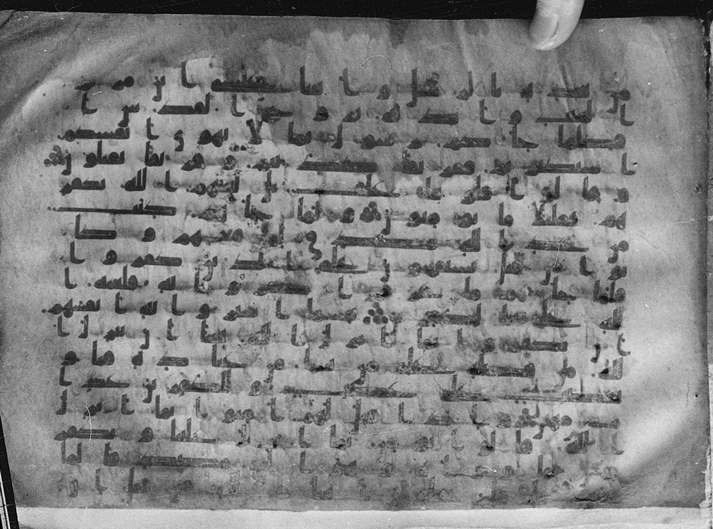 Meknes, Private library of Sherif ʿAbdarraḥmān b. Zīdān, no call number (Scan 6), in kūfī (type C.I) script, showing Surah 2:87 from 8th Century AD found in Meknes, Morocco, currently housed at Private library of Sherif ʿAbdarraḥmān b. Zīdān, Meknes (with fragments in Rabat, Kuwait, and private collections)