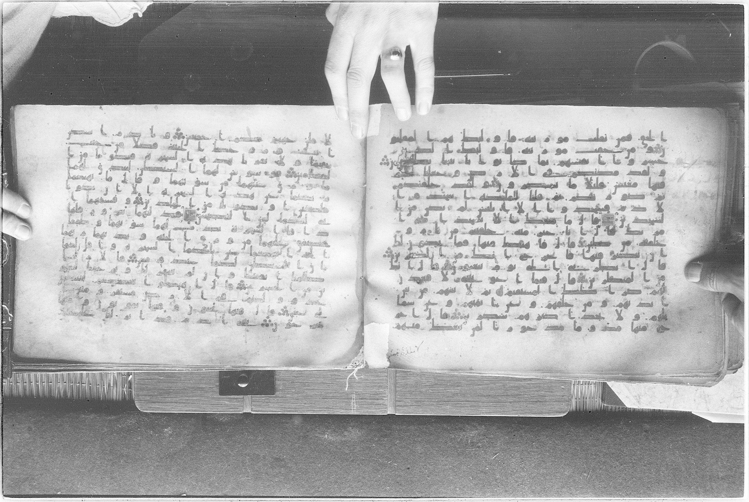 Meknes, Private library of Sherif ʿAbdarraḥmān b. Zīdān, no call number (Scan 3), in kūfī (type C.I) script, showing Surah 7:8 from 8th Century AD found in Meknes, Morocco, currently housed at Private library of Sherif ʿAbdarraḥmān b. Zīdān, Meknes (with fragments in Rabat, Kuwait, and private collections)