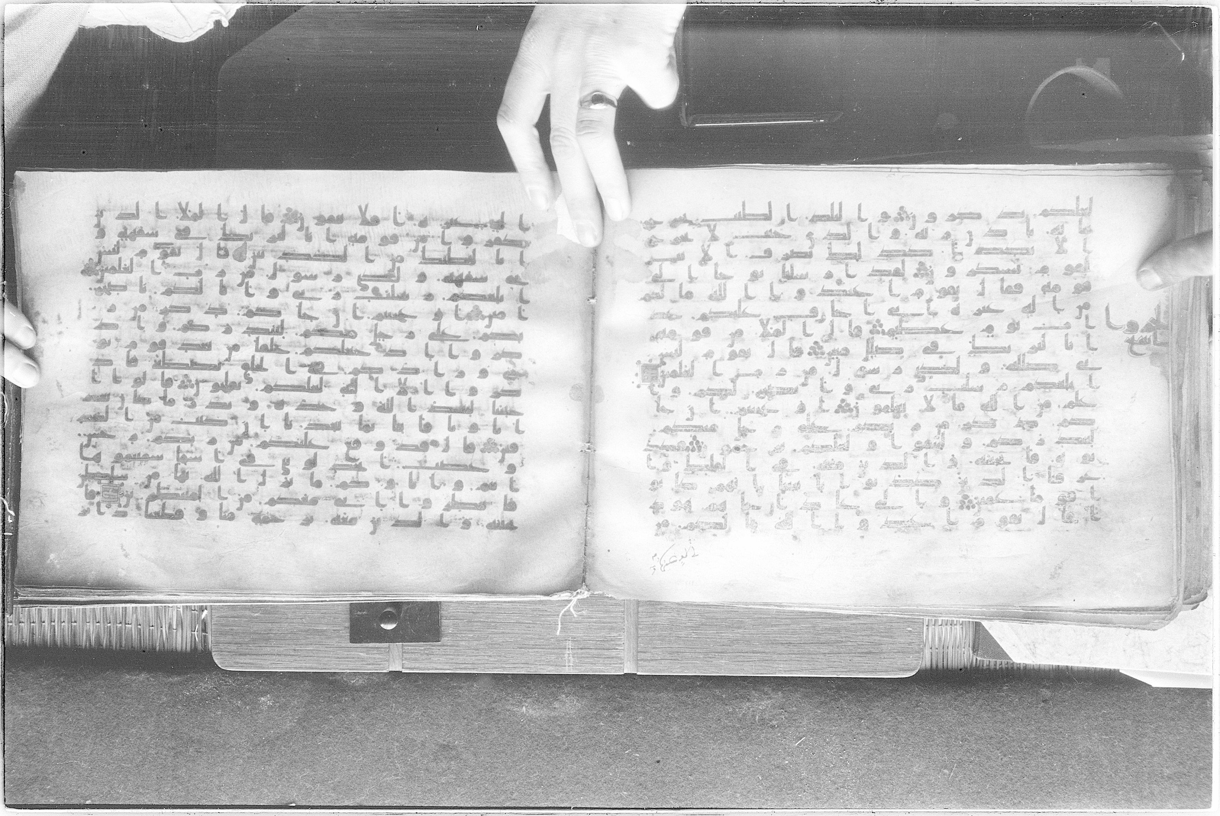 Meknes, Private library of Sherif ʿAbdarraḥmān b. Zīdān, no call number (Scan 2), in kūfī (type C.I) script, showing Surah 7:65 from 8th Century AD found in Meknes, Morocco, currently housed at Private library of Sherif ʿAbdarraḥmān b. Zīdān, Meknes (with fragments in Rabat, Kuwait, and private collections)