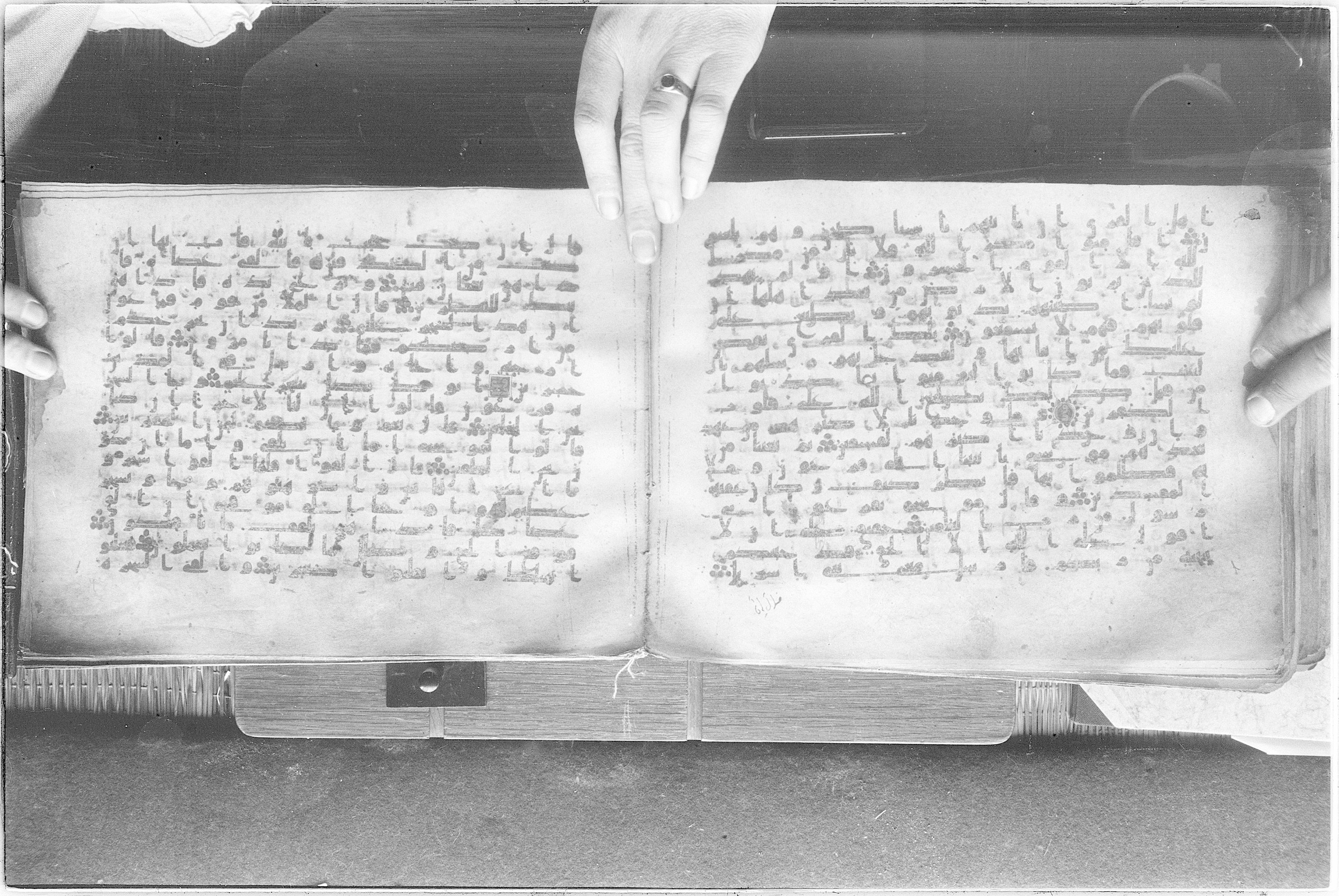 Meknes, Private library of Sherif ʿAbdarraḥmān b. Zīdān, no call number (Scan 3), in kūfī (type C.I) script, showing Surah 7:98 from 8th Century AD found in Meknes, Morocco, currently housed at Private library of Sherif ʿAbdarraḥmān b. Zīdān, Meknes (with fragments in Rabat, Kuwait, and private collections)
