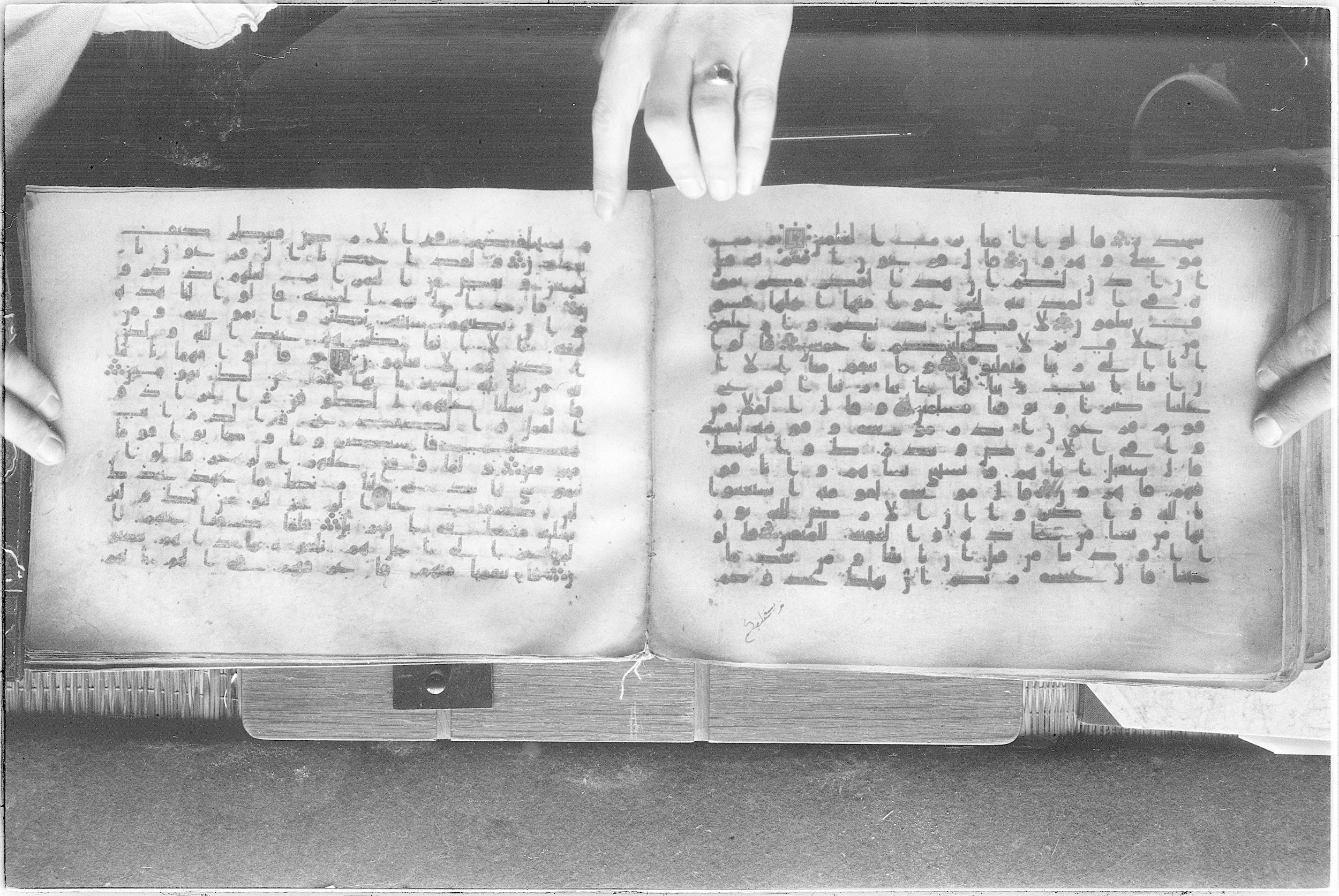 Meknes, Private library of Sherif ʿAbdarraḥmān b. Zīdān, no call number (Scan 2), in kūfī (type C.I) script, showing Surah 7:124 from 8th Century AD found in Meknes, Morocco, currently housed at Private library of Sherif ʿAbdarraḥmān b. Zīdān, Meknes (with fragments in Rabat, Kuwait, and private collections)