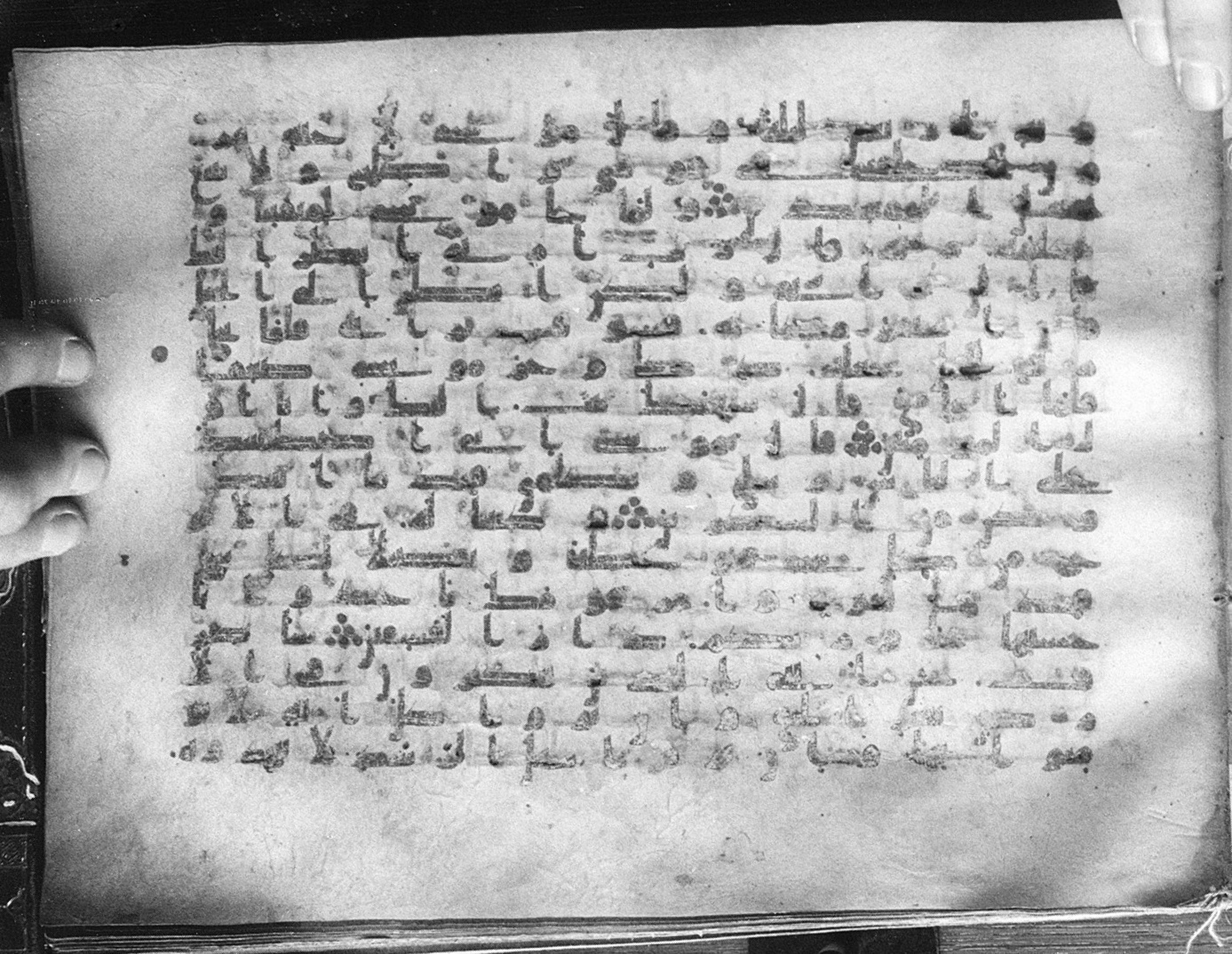 Meknes, Private library of Sherif ʿAbdarraḥmān b. Zīdān, no call number (Scan 3), in kūfī (type C.I) script, showing Surah 7:142 from 8th Century AD found in Meknes, Morocco, currently housed at Private library of Sherif ʿAbdarraḥmān b. Zīdān, Meknes (with fragments in Rabat, Kuwait, and private collections)
