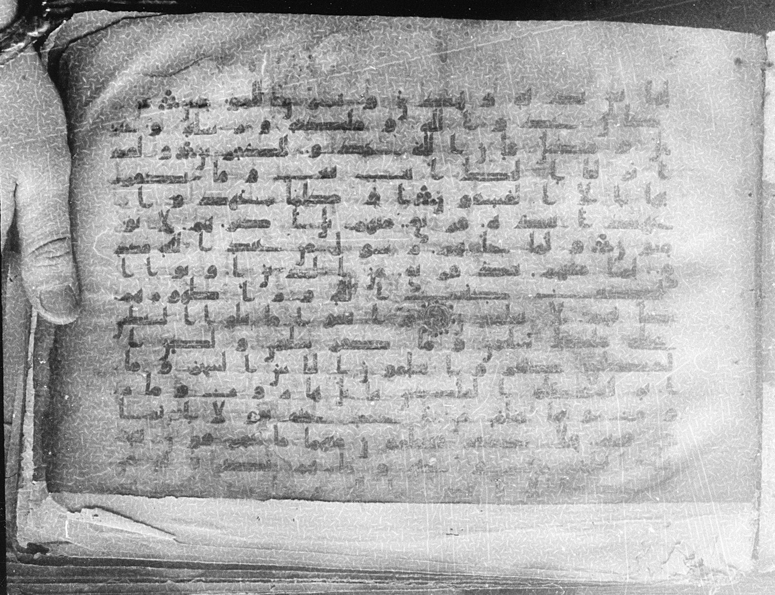 Meknes, Private library of Sherif ʿAbdarraḥmān b. Zīdān, no call number (Scan 1), in kūfī (type C.I) script, showing Surah 2:101 from 8th Century AD found in Meknes, Morocco, currently housed at Private library of Sherif ʿAbdarraḥmān b. Zīdān, Meknes (with fragments in Rabat, Kuwait, and private collections)
