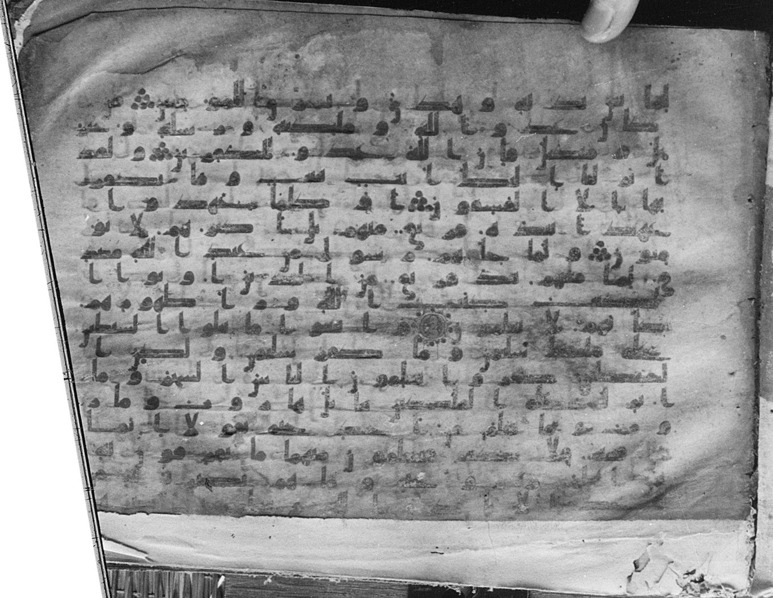 Meknes, Private library of Sherif ʿAbdarraḥmān b. Zīdān, no call number (Scan 2), in kūfī (type C.I) script, showing Surah 2:101 from 8th Century AD found in Meknes, Morocco, currently housed at Private library of Sherif ʿAbdarraḥmān b. Zīdān, Meknes (with fragments in Rabat, Kuwait, and private collections)