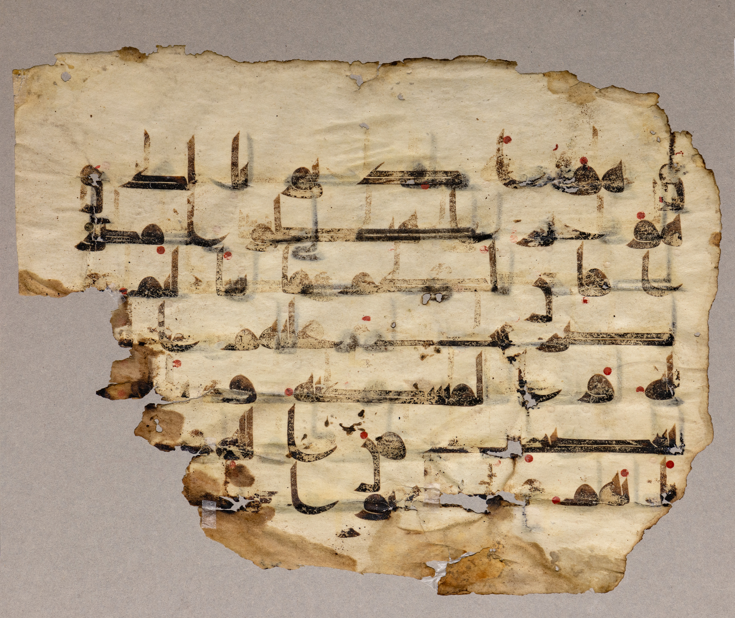 London, The British Library, Or. 2165 (Scan 2), in ḥiǧāzī II script, showing Surah 2:61 from Mid 7th to Mid 8th Century AD found in Fustat (Old Cairo), Egypt, currently housed at The British Library, London